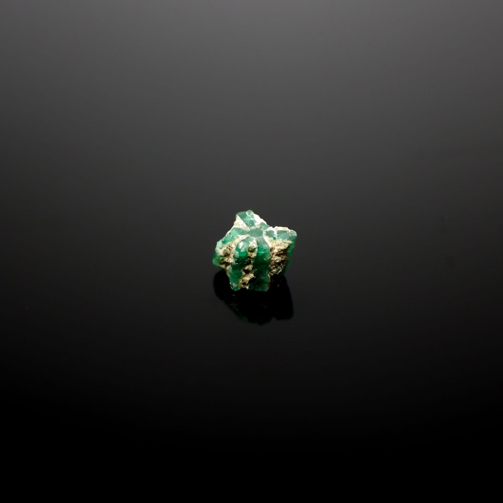 逆トラピッチェエメラルド 原石 コロンビア産 0.20ct[240627841]3.5x3.4mm前後