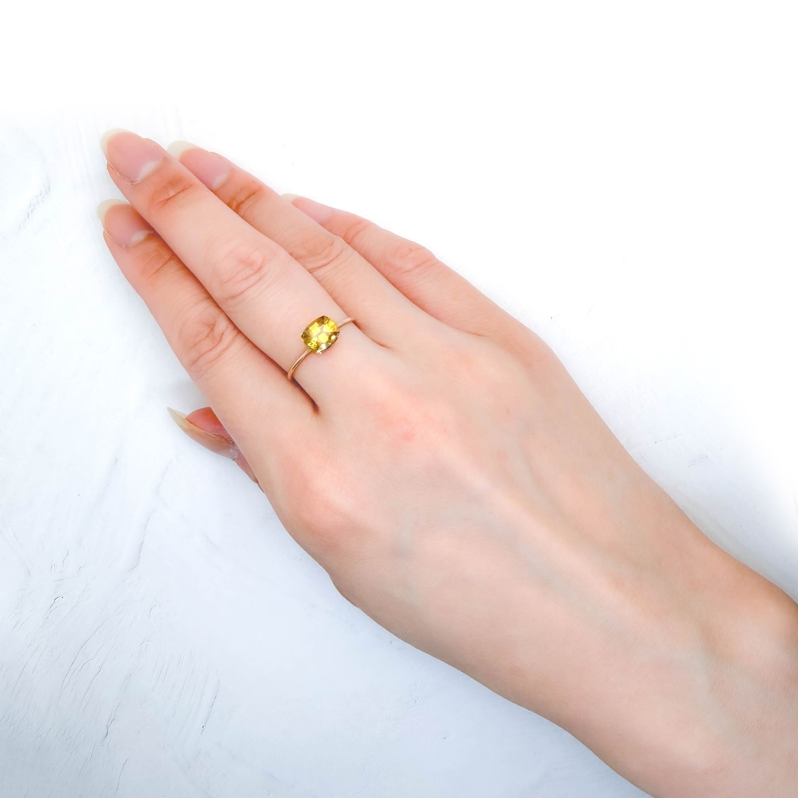 ゴールデンスフェーン マダガスカル産 1.28ct / 7.1x5.7mm前後 [260632353]