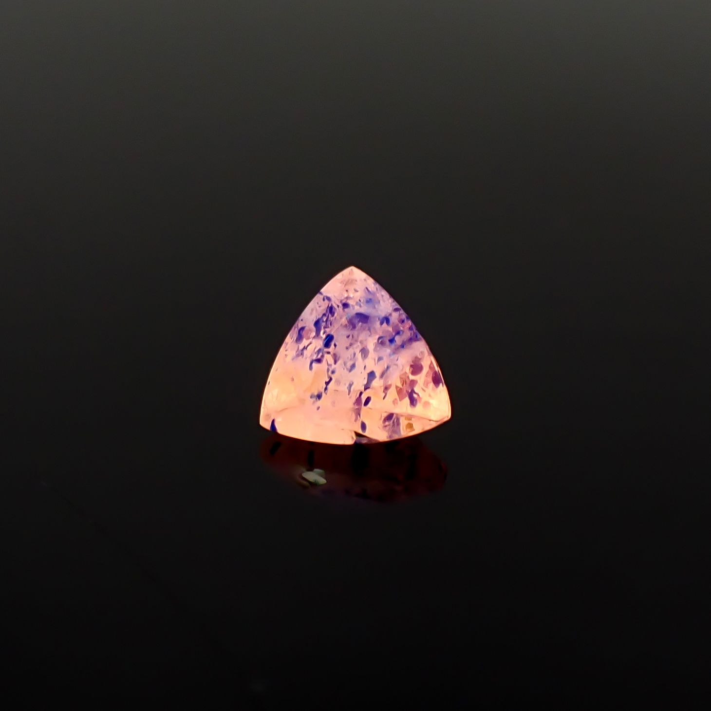 ラズライトインソーダライト フルオレッセンス アフガニスタン産 1.24ct / 8.1x8.3mm前後 [260431994]