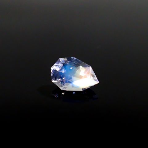 ◇カスタムカット◇レインボームーンストーン マダガスカル産 0.93ct [250229846]8.6x6mm前後