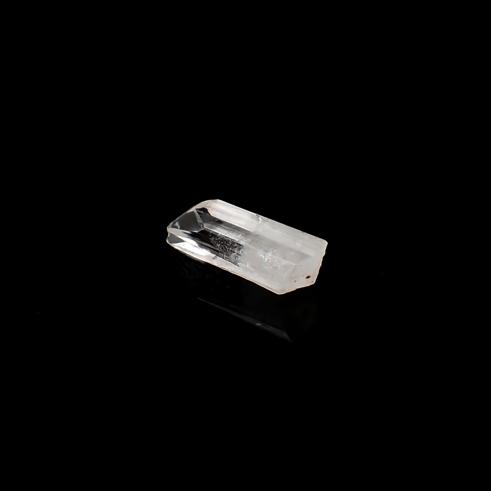 ダンビュライト原石 メキシコ産 15.06ct / 25.1x7.8mm前後 [260532167]