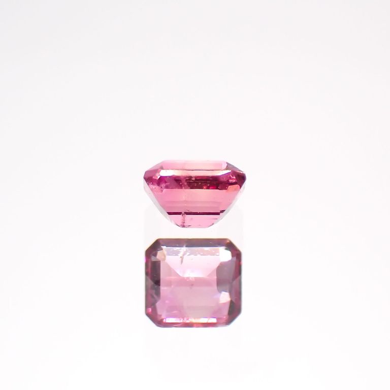 レッドベリル(宝石名レッド・ベリル)アメリカ・ユタ州産 0.12ct 識別済 