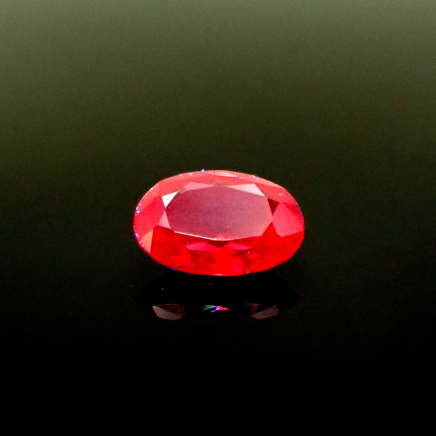 レッドスピネル(宝石名レッド・スピネル)タンザニア産 識別済 0.86ct / 7.1x5.1mm前後 [260114326]