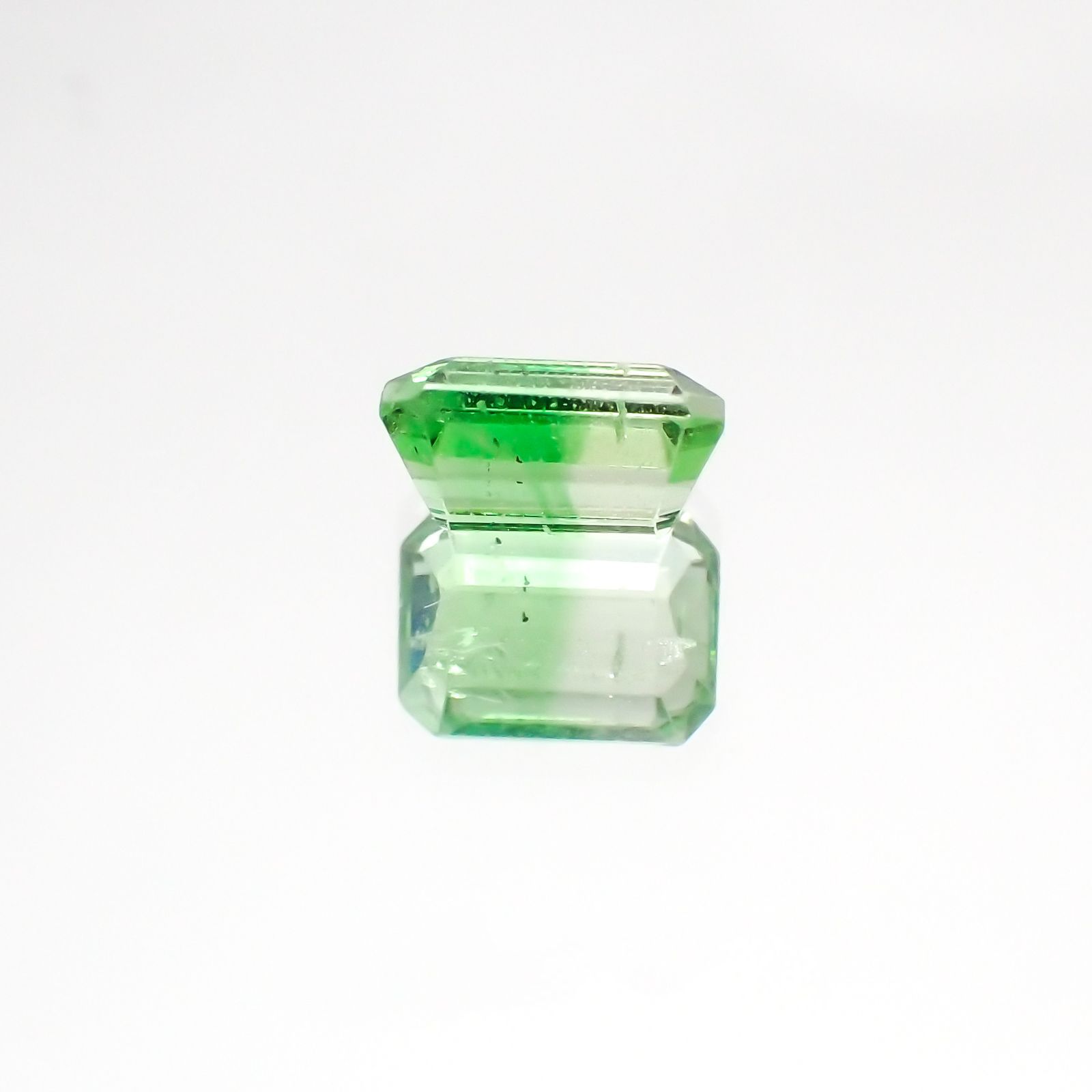 バイカラーツァボライト(宝石名グリーン グロッシュラー・ガーネット)タンザニア産 1.23ct 識別済[231124267]6.8x5mm前後
