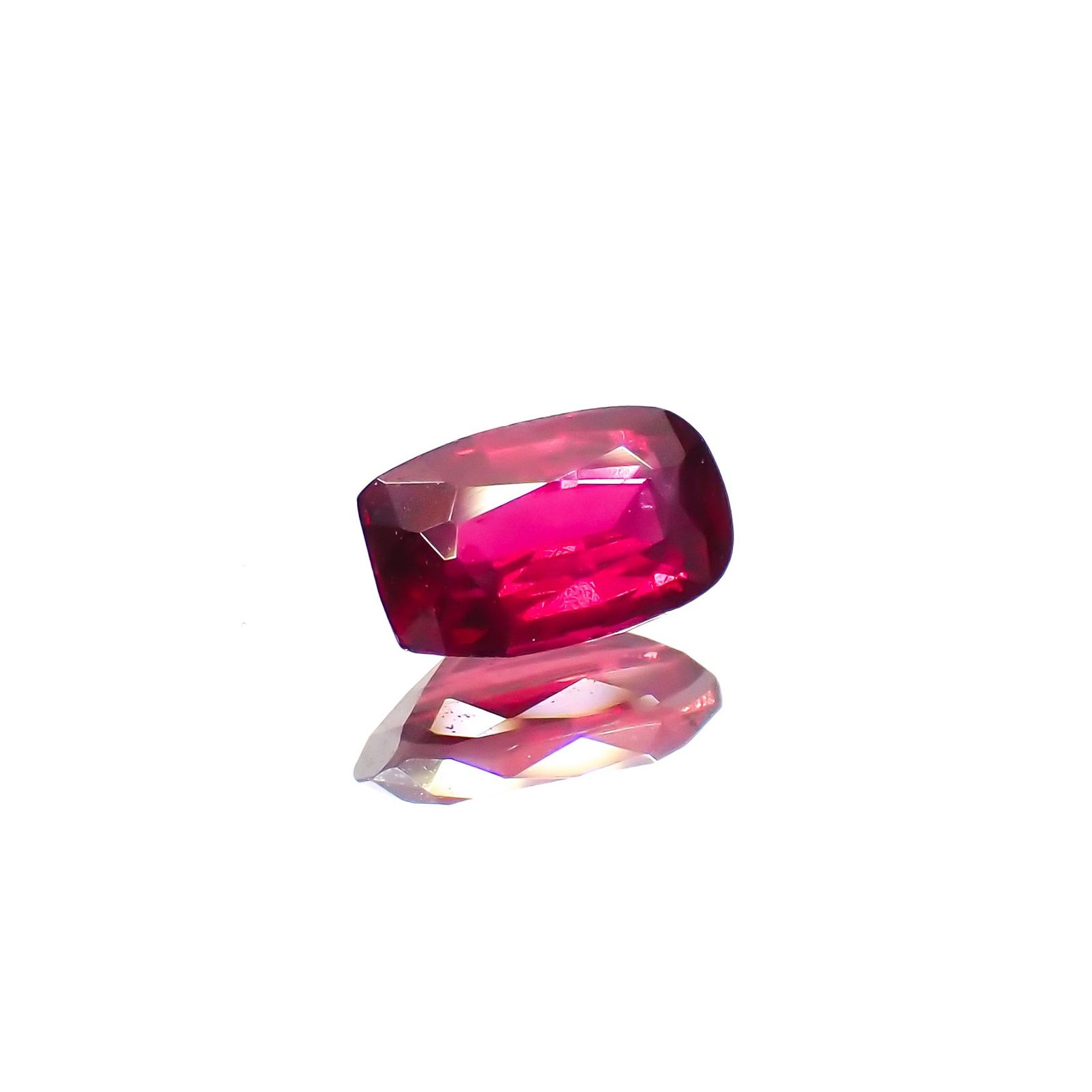 ルビー 非加熱 マダガスカル産 0.33ct / 5.1x3.1mm前後 [230622340]
