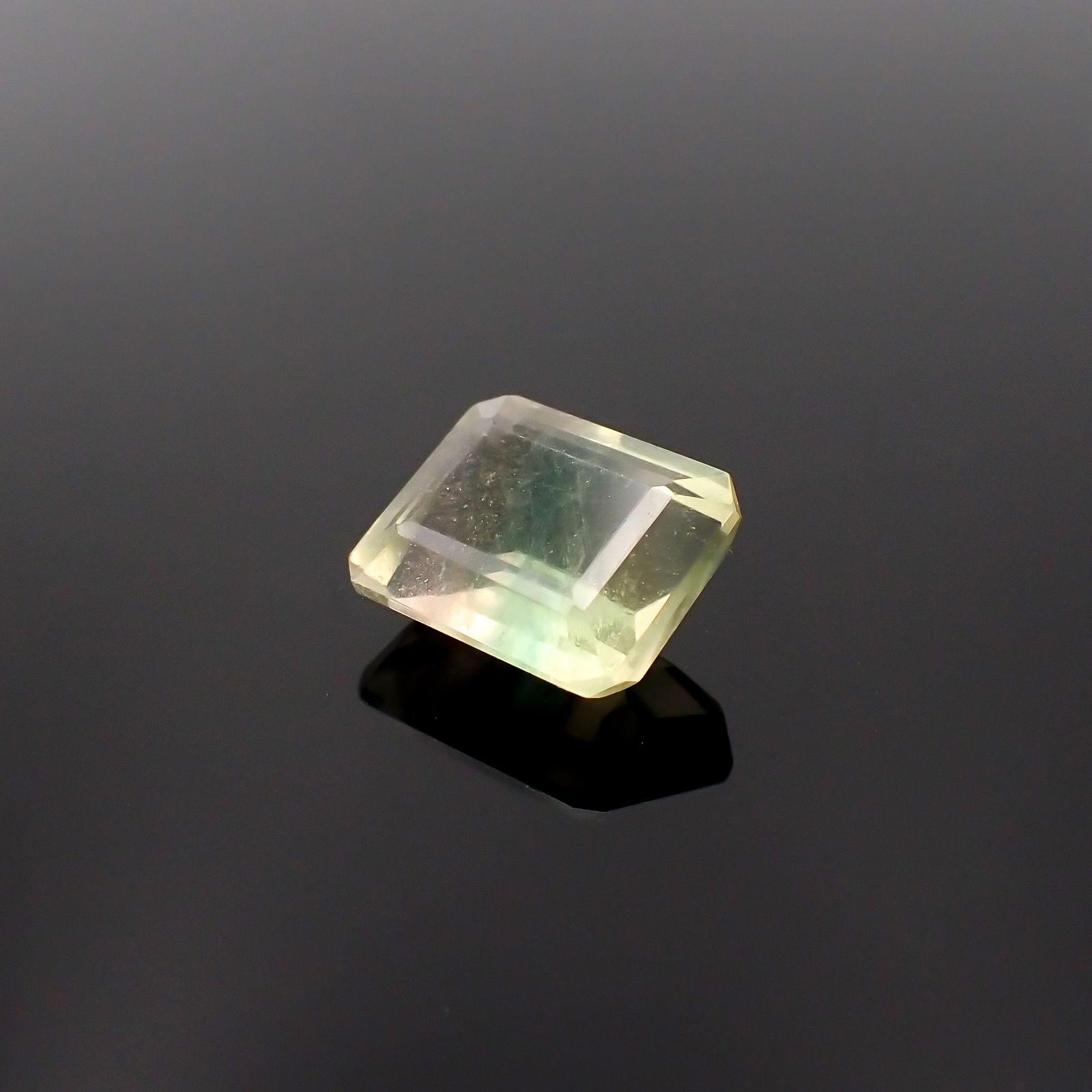 バイカラーフローライト フルオレッセンス ブラジル産 3.73ct[230722975]9.7x7.9mm前後