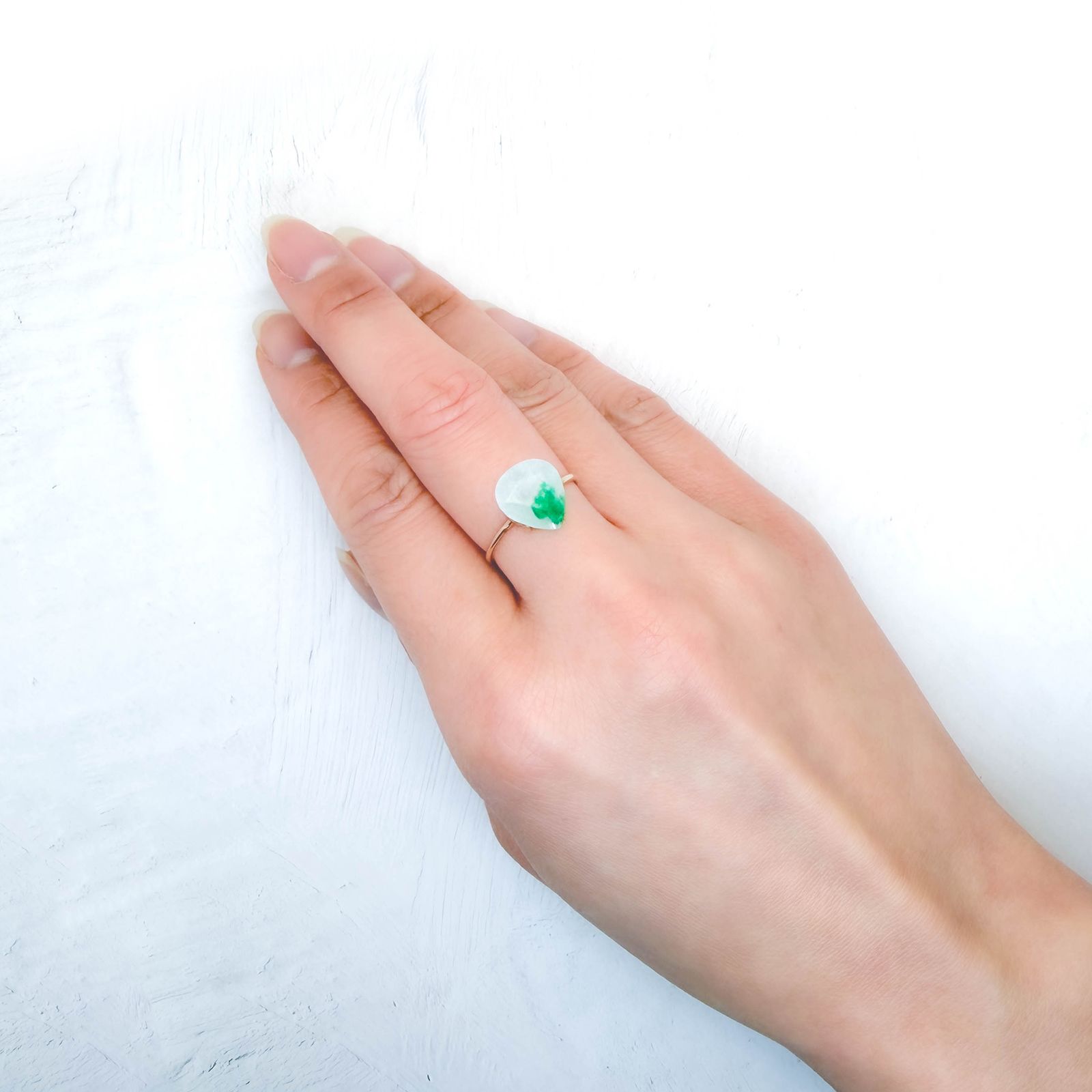 エメラルドインクォーツ パキスタン産 3.59ct / 11x9.7mm前後 [260231655]