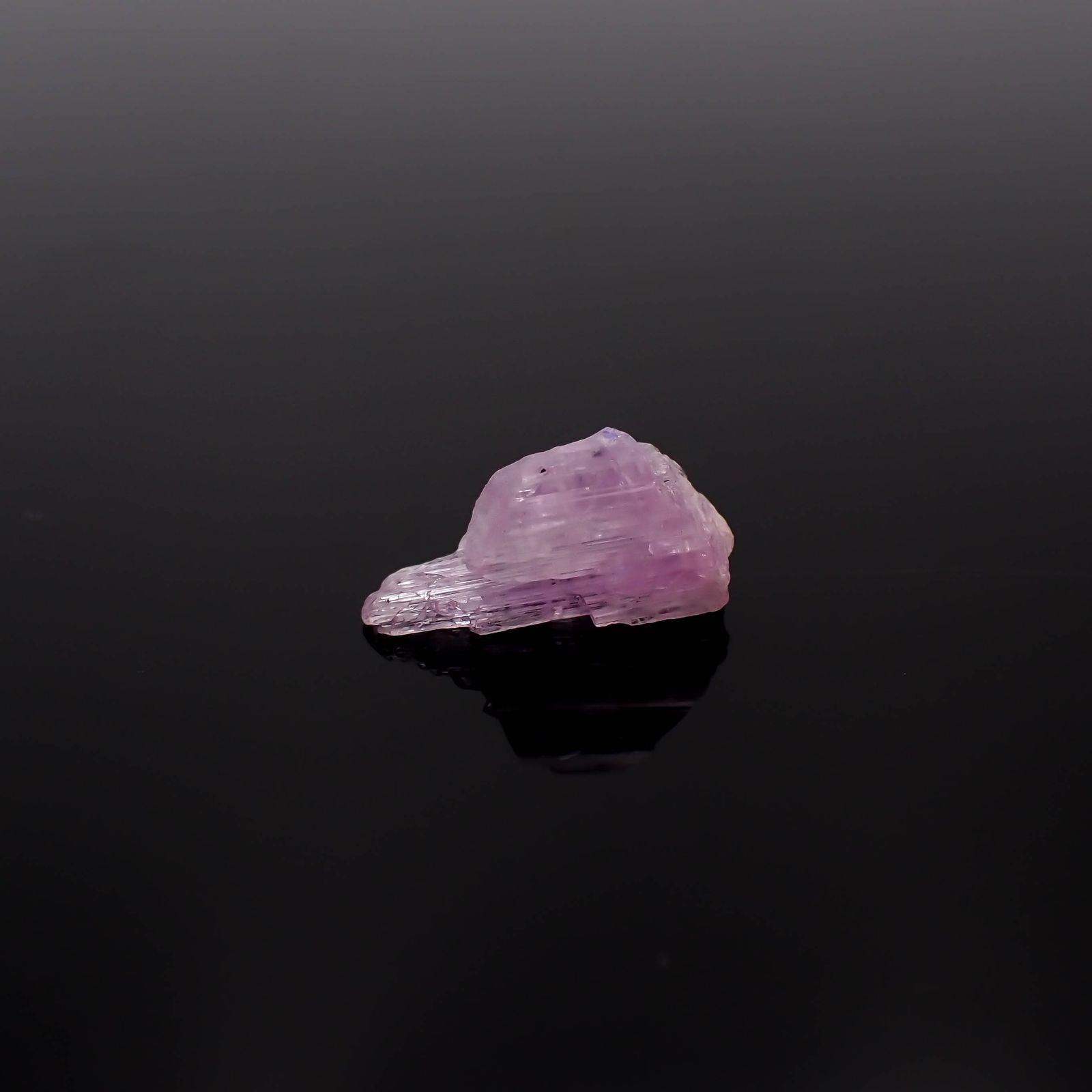 ピンクゾイサイト 原石 タンザニア産 2.44ct[231225001]12.9x6.5mm前後