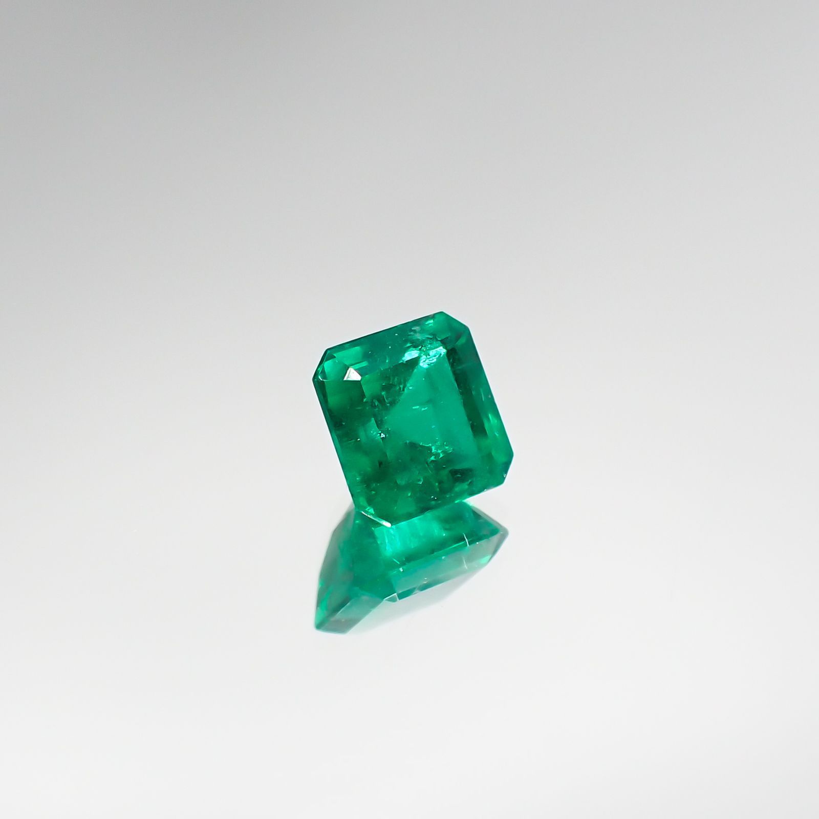 エメラルド(宝石名エメラルド) コロンビア産 0.714ct ソ付(彩珠)[210711709]5.3×5.2mm前後