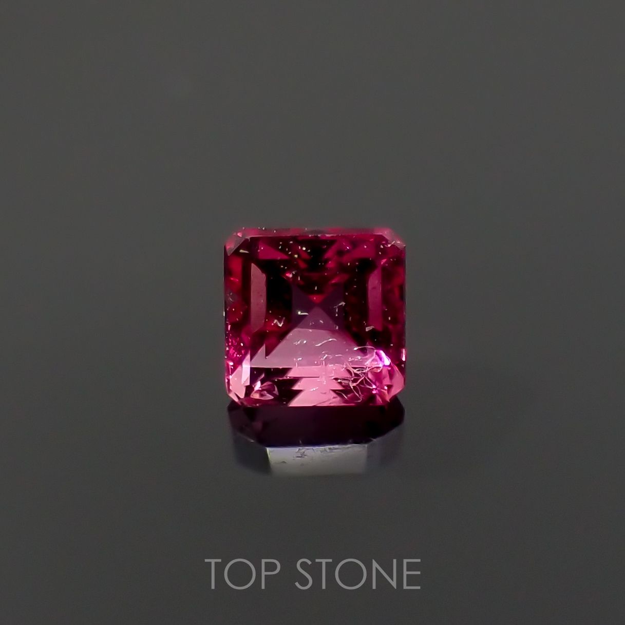 レッドベリル(宝石名レッド・ベリル) アメリカ・ユタ州産 0.123ct ソ付(彩珠)[210712049]2.8×2.7mm前後