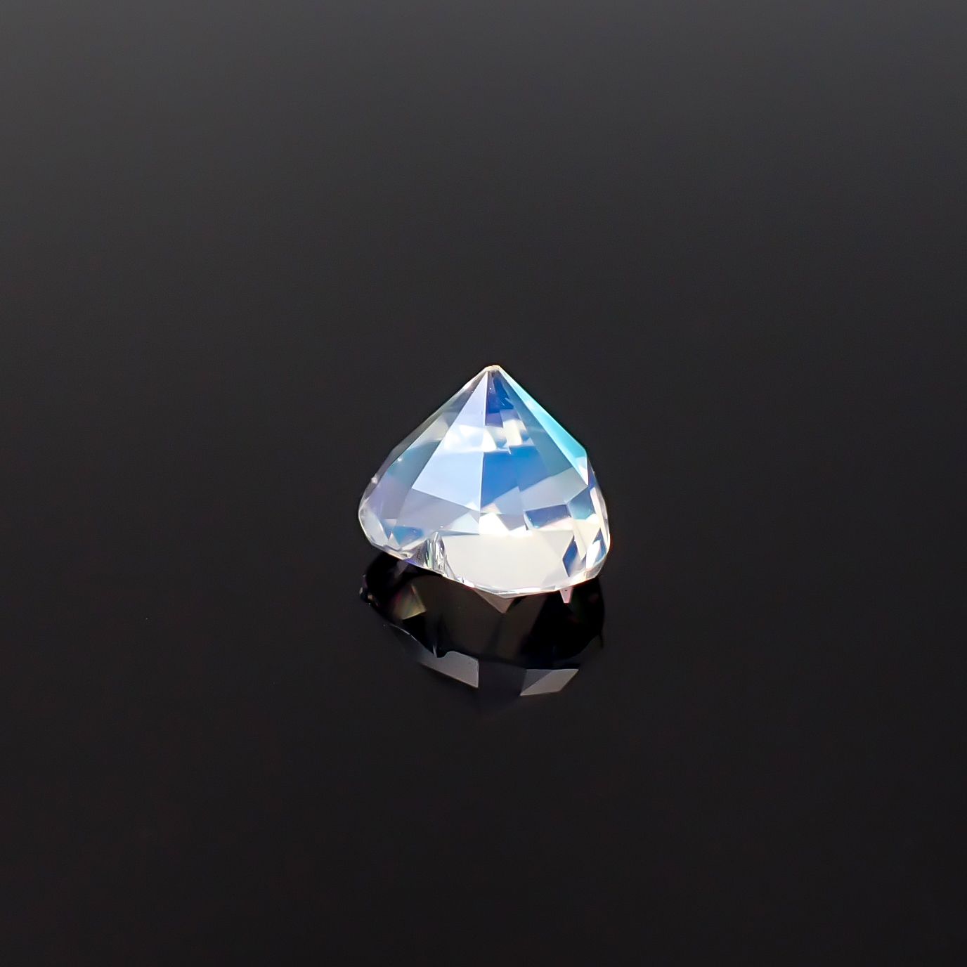 レインボームーンストーン マダガスカル産 1.06ct / 6x6.9mm前後 [260632374]