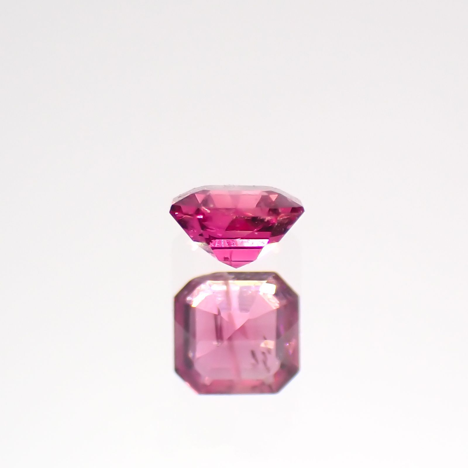 レッドベリル(宝石名レッド・ベリル)アメリカ・ユタ州産 0.10ct 識別済[220515849]2.9x2.7mm前後