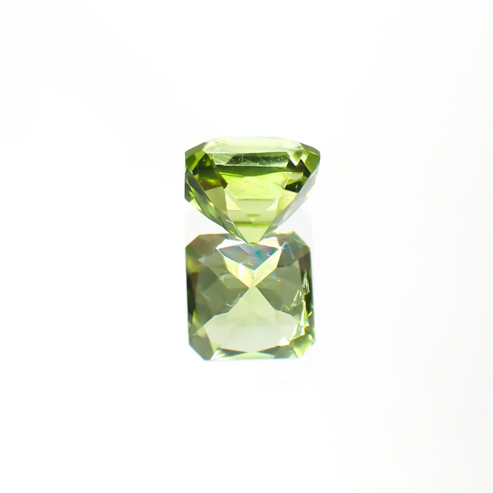 ◇アッシャーカット◇ペリドット(宝石名ペリドット) パキスタン産 0.76ct 識別済[211013489]5.1×5mm前後