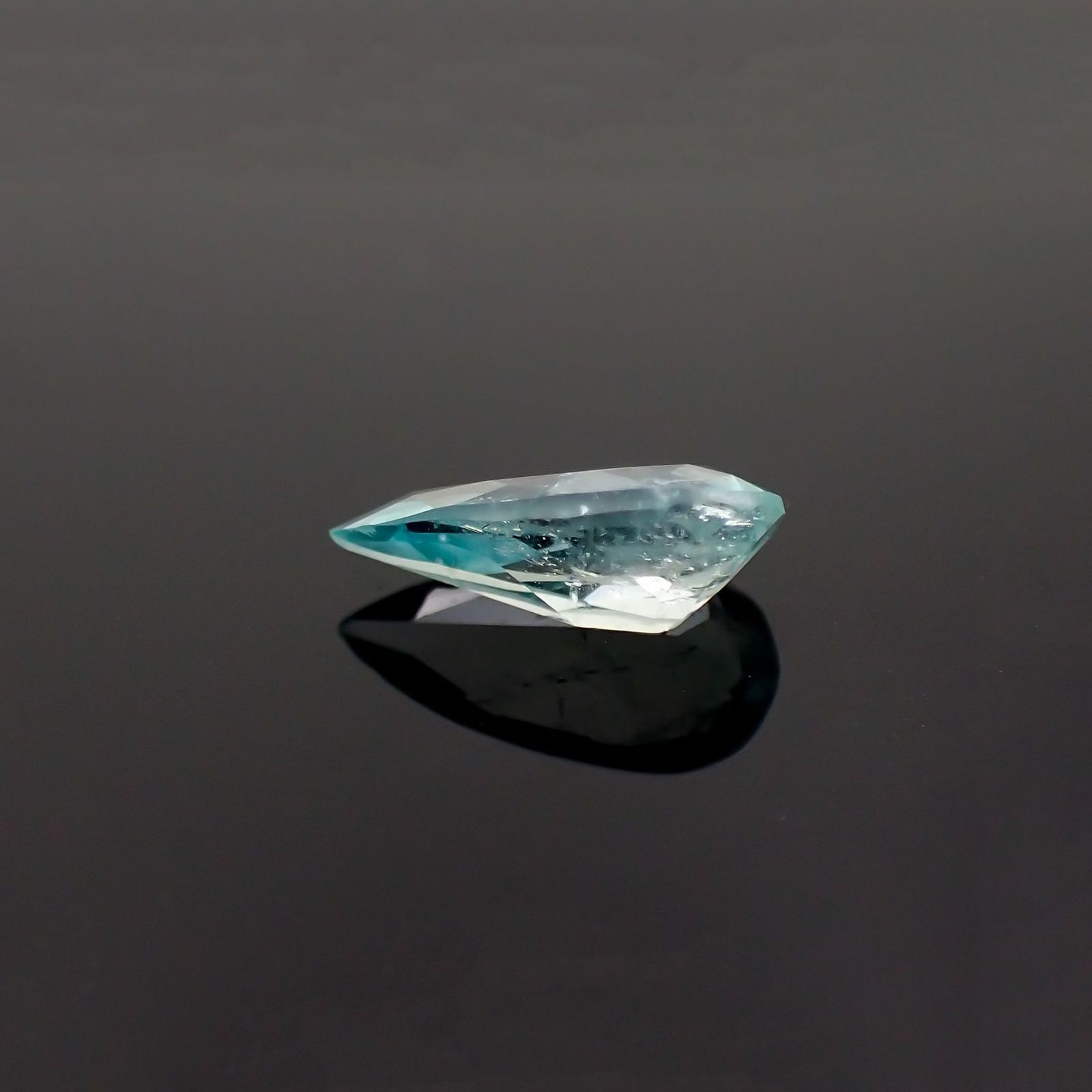 ユークレース(宝石名ブルー・ユークレース)コロンビア産 ソ付(彩珠) 0.796ct / 9.3x4.7mm前後 [221018683]