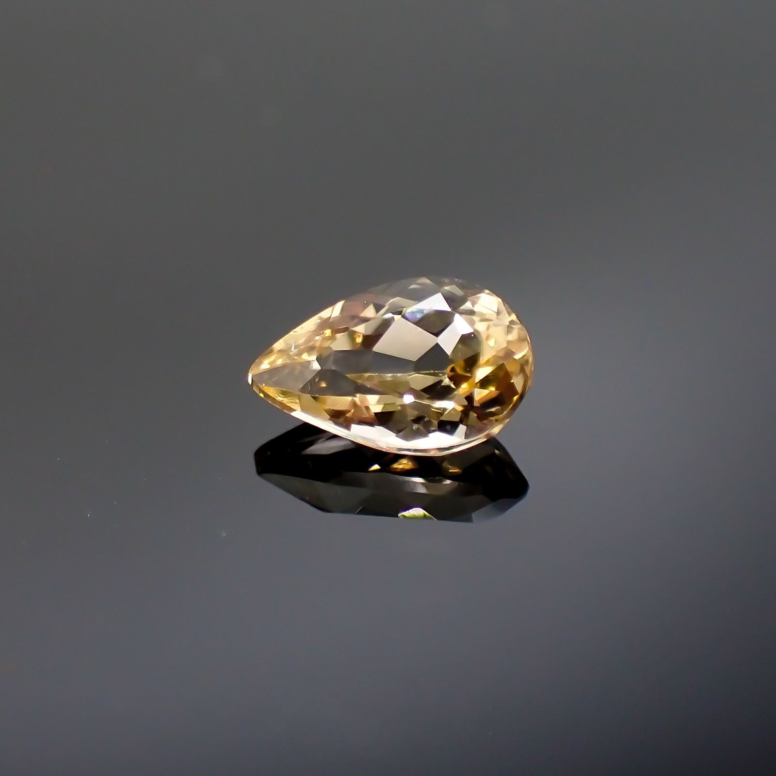 インペリアルトパーズ(宝石名トパーズ)ブラジル産 0.78ct 識別済[220113910]7.1x4.9mm前後
