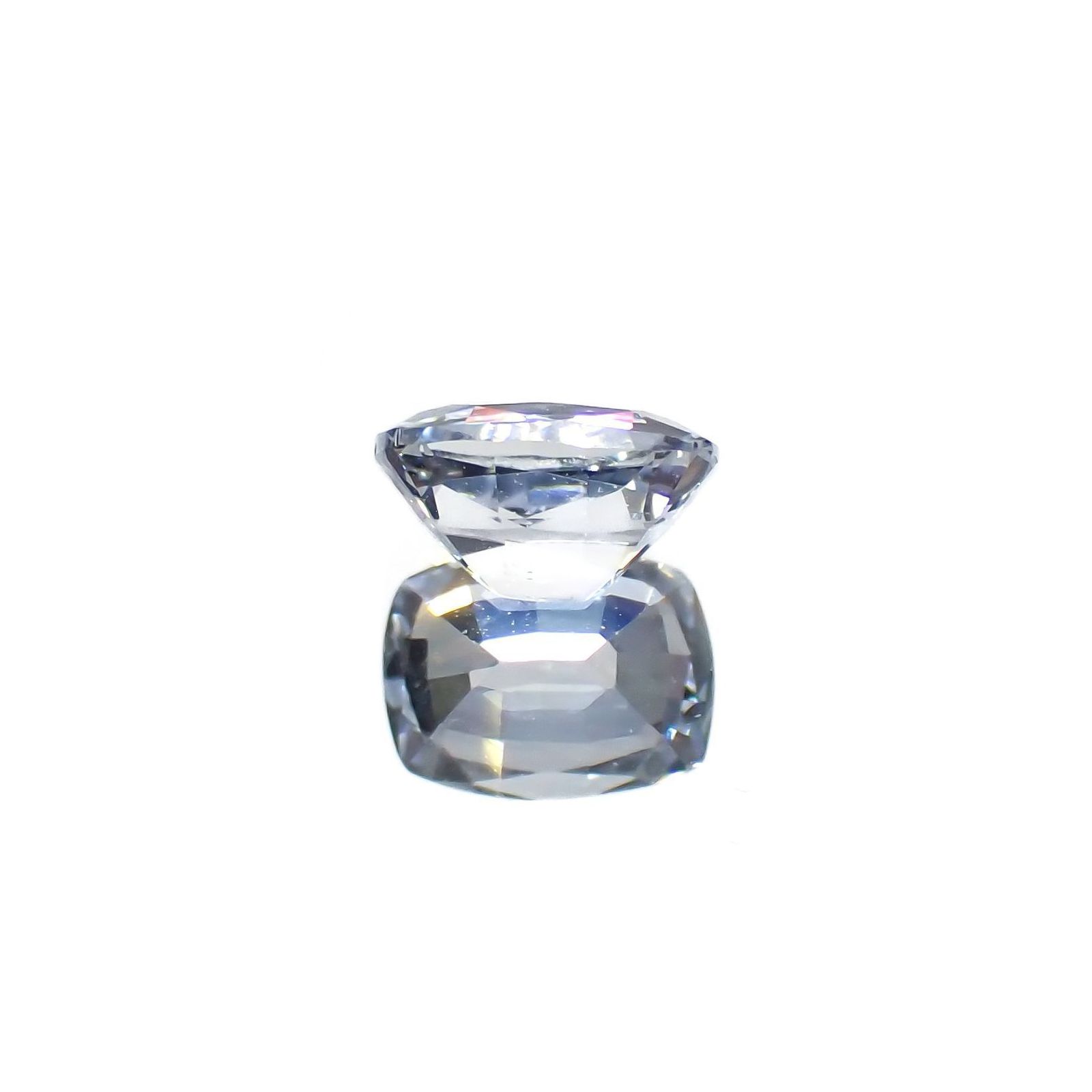 アイスブルーサファイア(宝石名サファイア)スリランカ/マダガスカル産 識別済 0.68ct / 5.7x4.3mm前後 [220817456]
