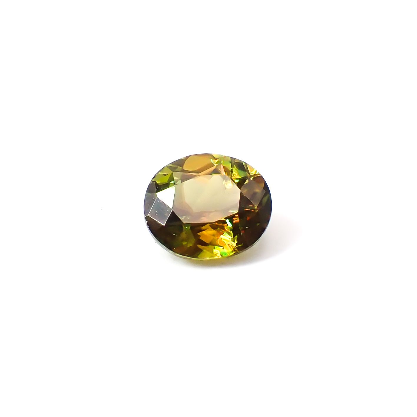 カラーチェンジスフェーン パキスタン産 0.51ct / 5.3x4.6mm前後 [260632435]