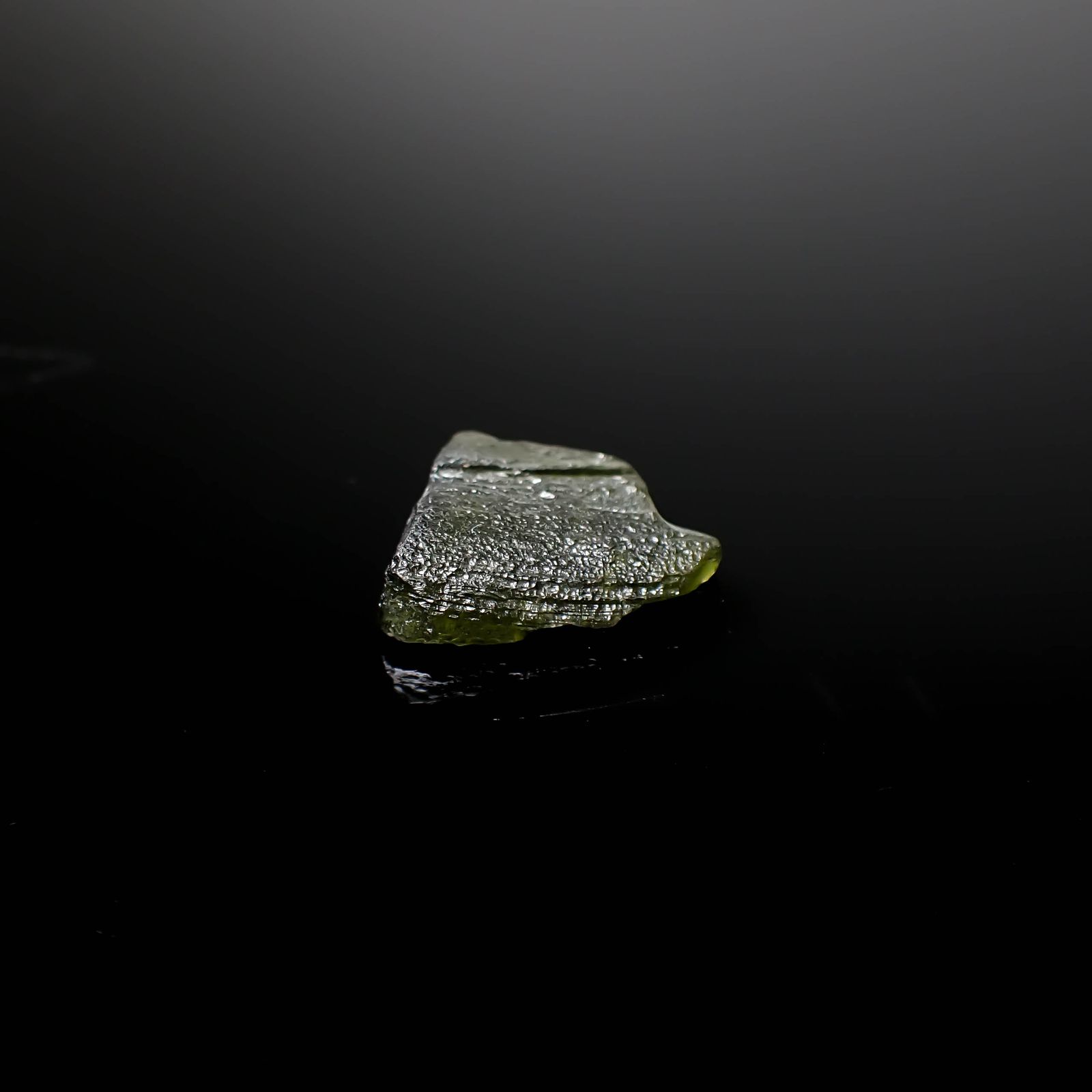 モルダバイト 原石 発見地：旧チェコスロバキア 5.06ct [241029296]16.8x17.8mm前後