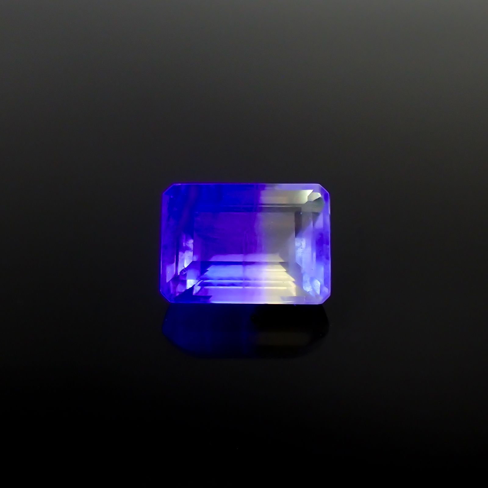 バイカラーフローライト フルオレッセンス ブラジル産 9.59ct[230722970]13.6x10mm前後