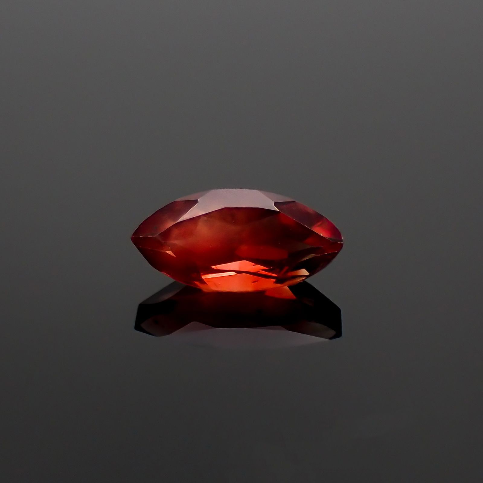 レッドラブラドライト(宝石名ラブラドライト)エチオピア産 0.65ct 識別済[230220385]8.1x3.9mm前後