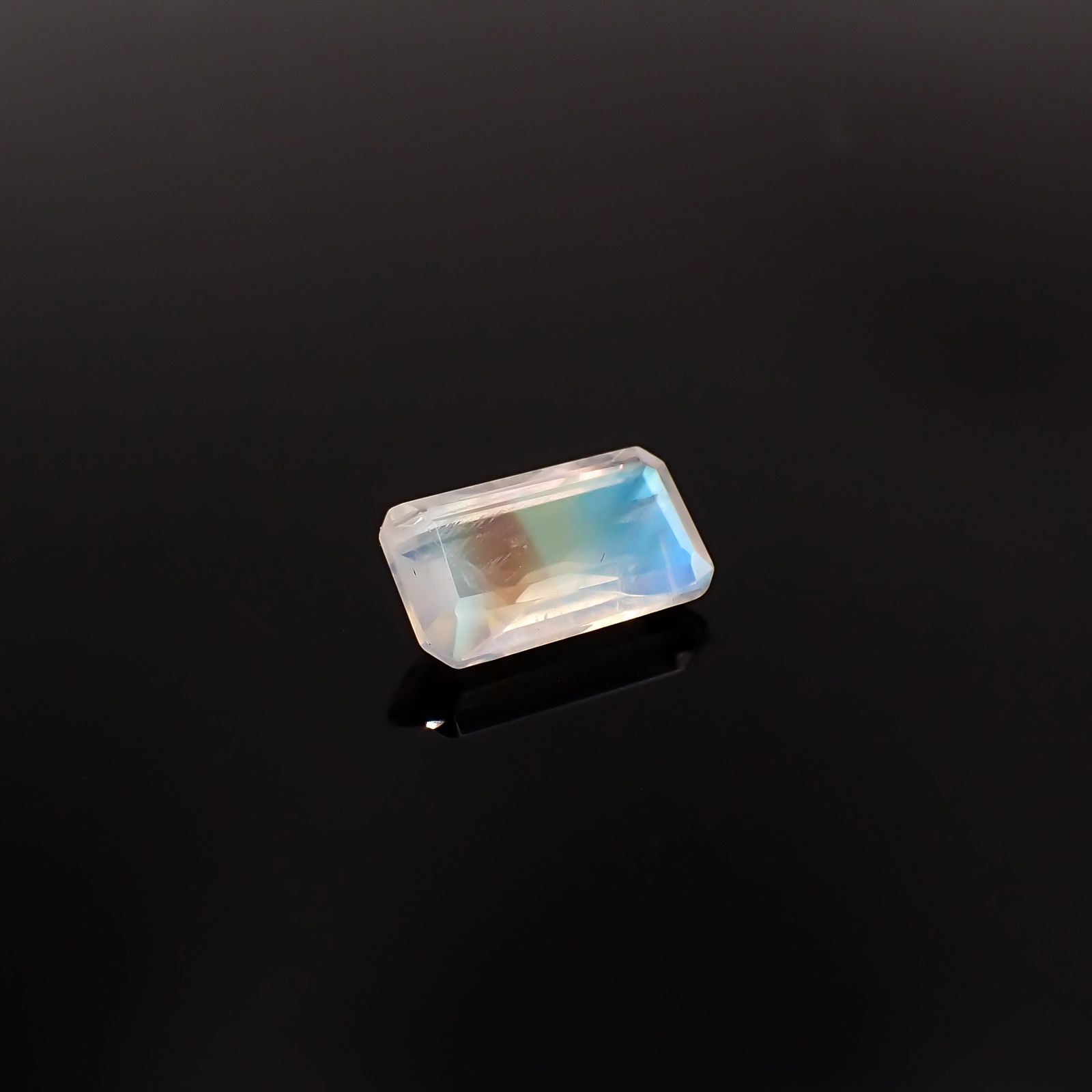 レインボームーンストーン インド・ビハール産 2.71ct / 11.9x6.4mm前後 [260431971]