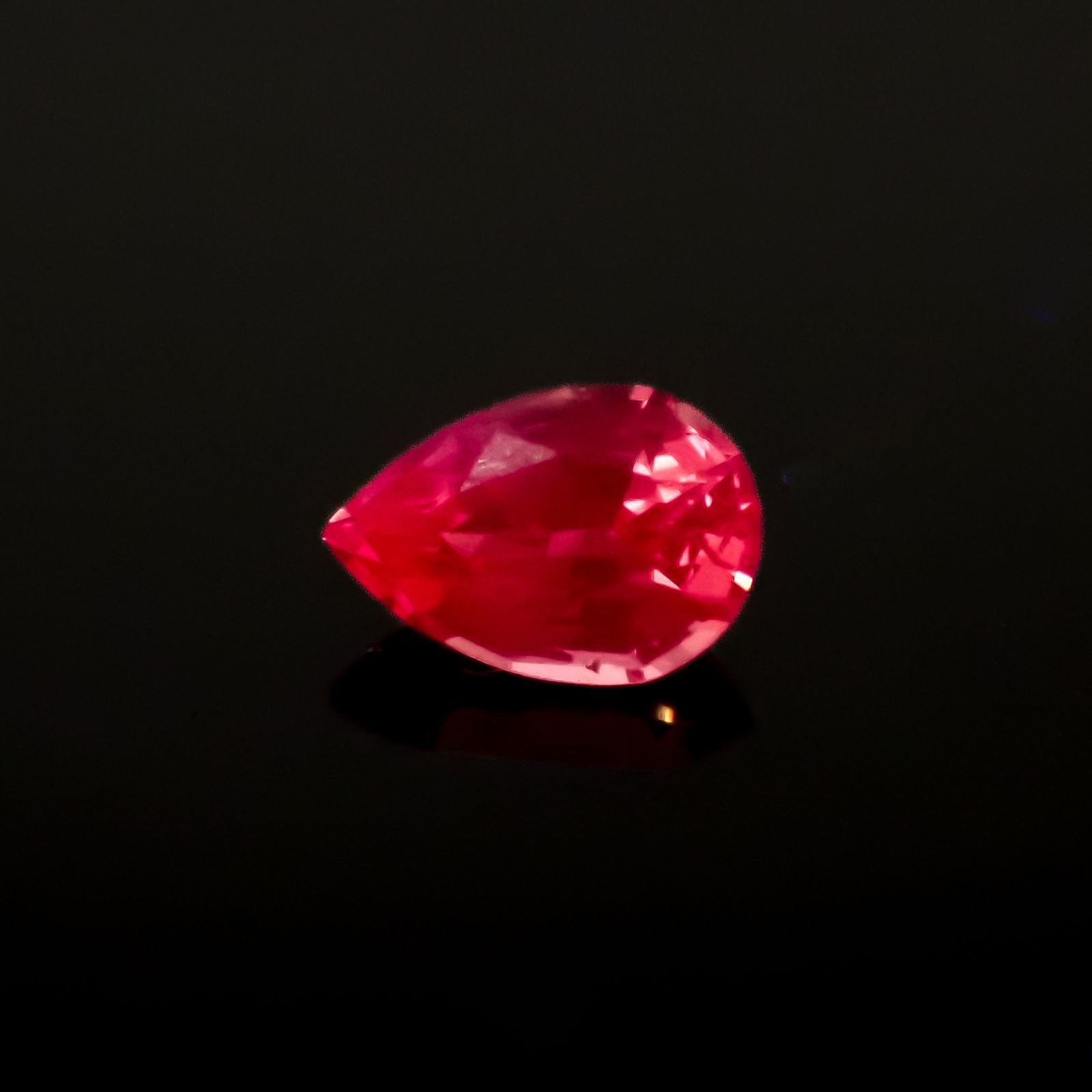 ホットピンクスピネル(宝石名ピンク・スピネル)タンザニア産 0.24ct 識別済[220817356]4.7x3.2mm前後