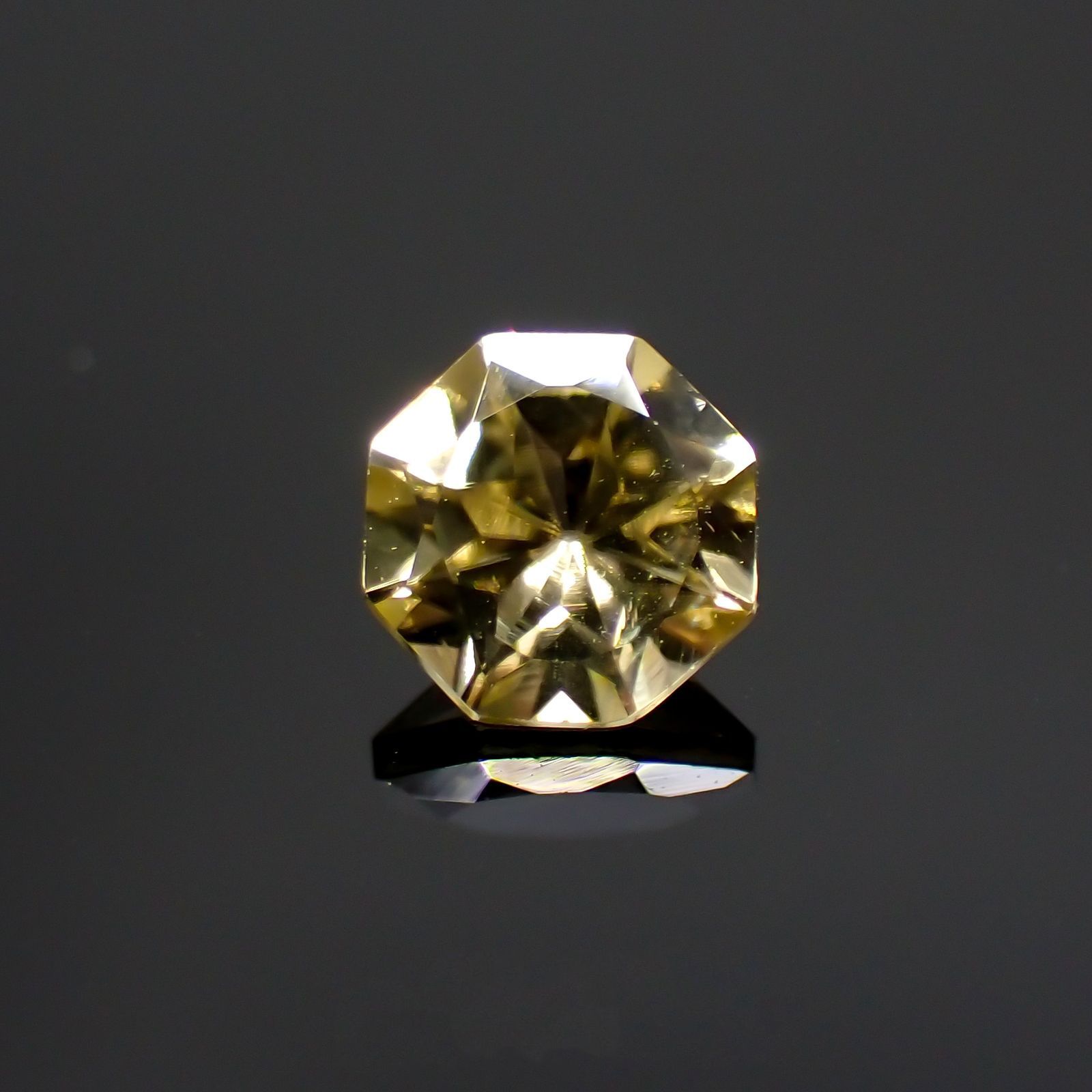 ◇オクタゴンカット◇イエロージルコン(宝石名ジルコン) カンボジア産 0.81ct 識別済[210410480]5.2×5.2mm前後