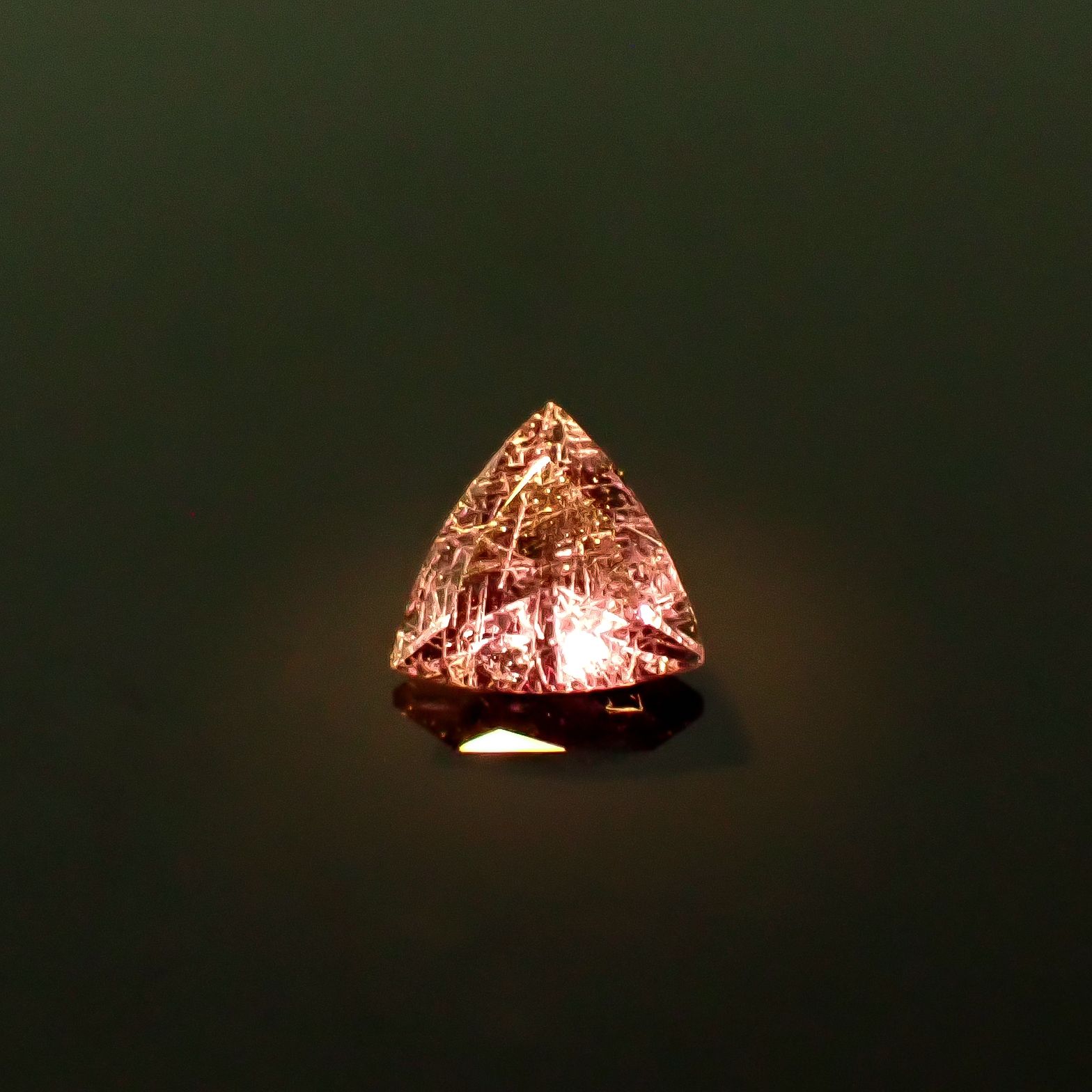 ベキリーブルーガーネット（カラーチェンジガーネット アレキタイプ） マダガスカル・ベキリー産 0.17ct / 3.7x3.8mm前後 [251231514]