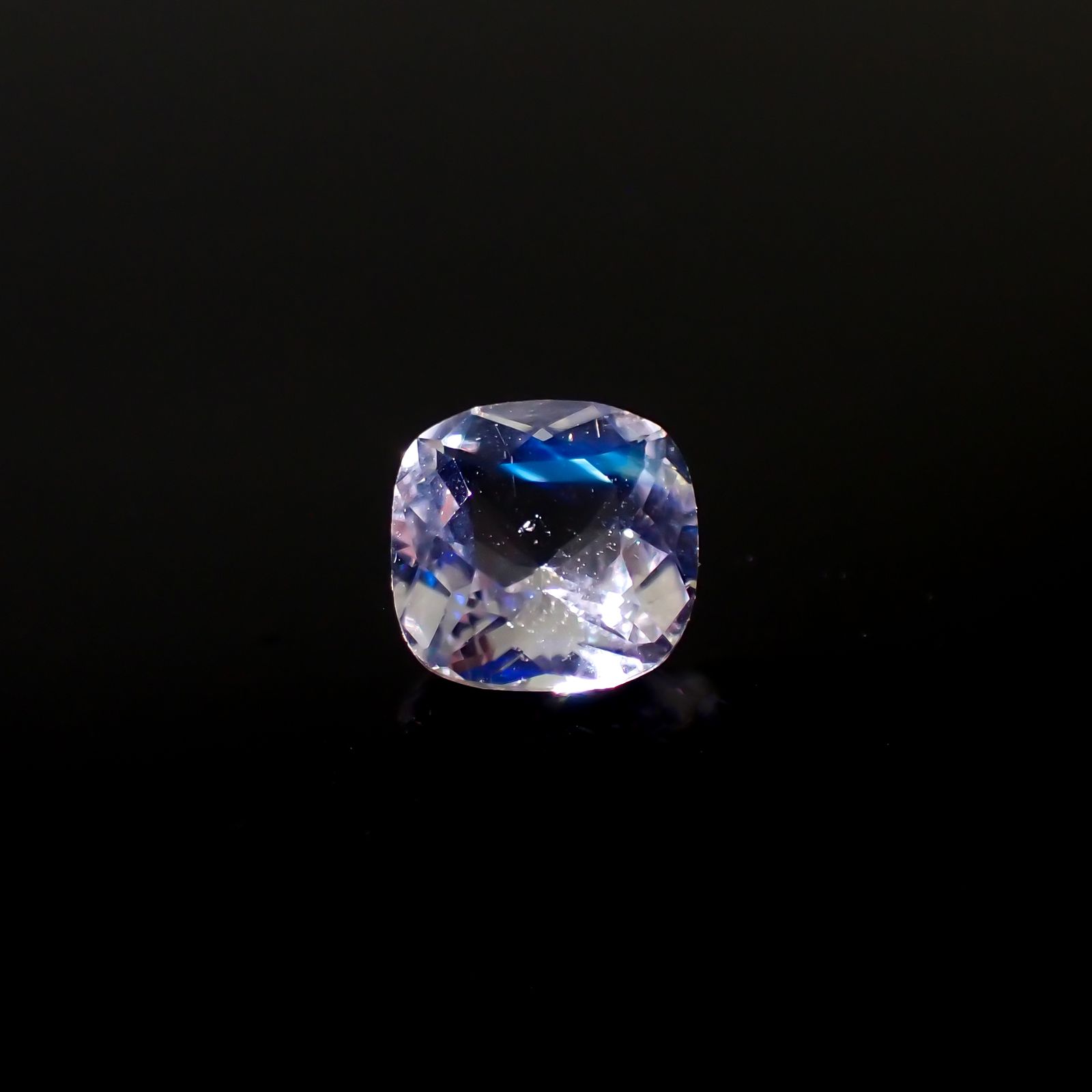レインボームーンストーン ザンビア産 0.73ct[231224799]6x5.9mm前後