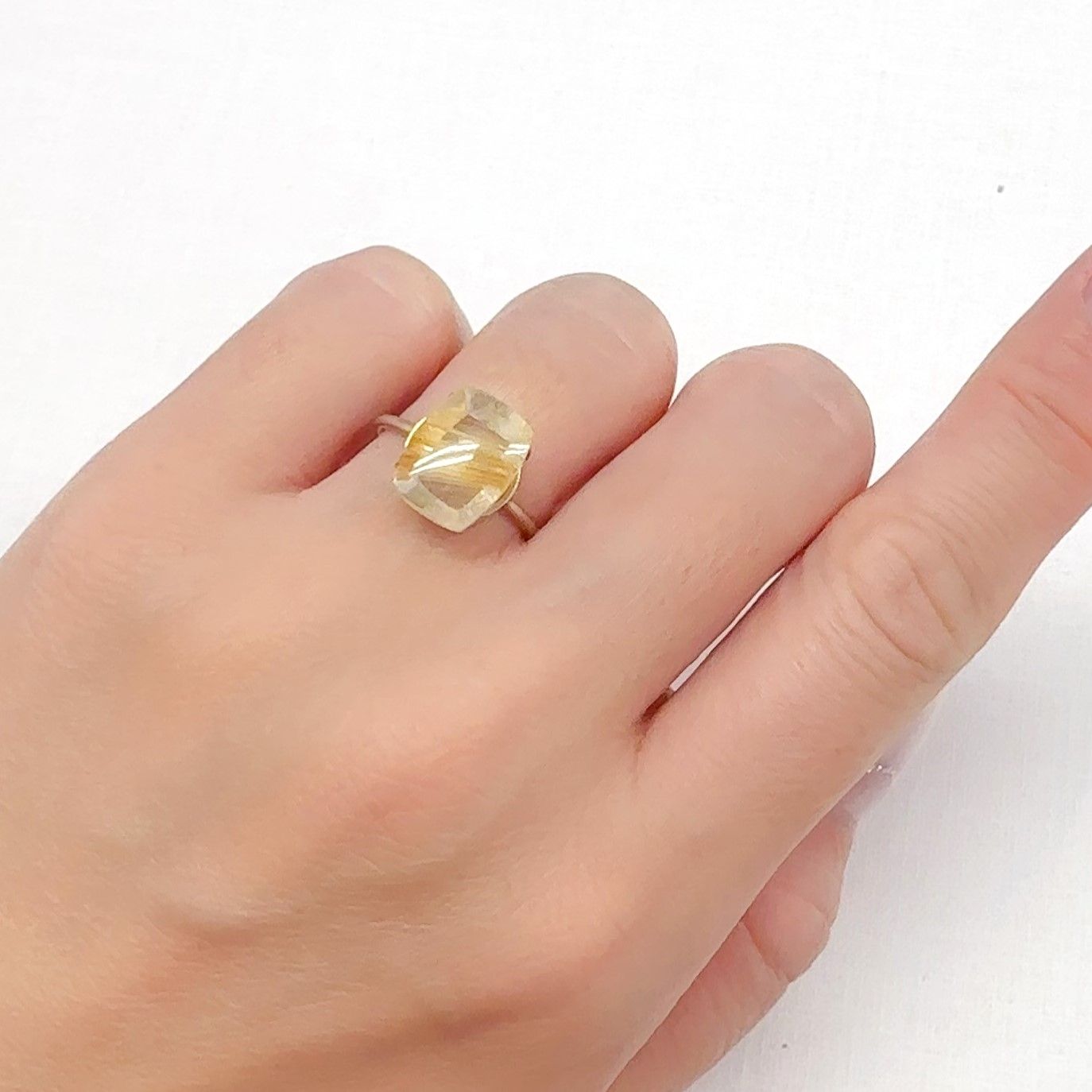 タイチンルチルクオーツ ブラジル産 4.00ct[240427322]11.8x8.9mm前後
