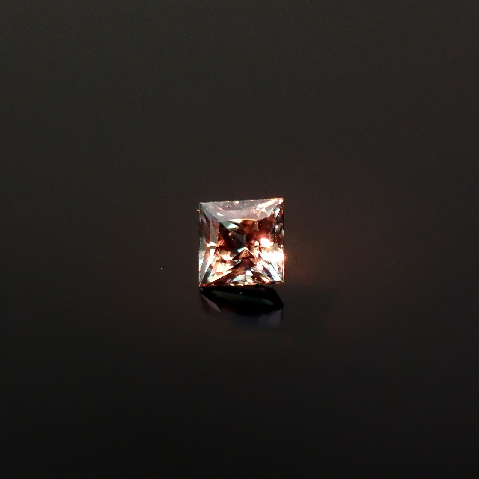 ◇プリンセスカット◇アレキサンドライト ブラジル産 EmeraldMains社製 0.084ct / 2.3x2.3mm前後 [260131576]