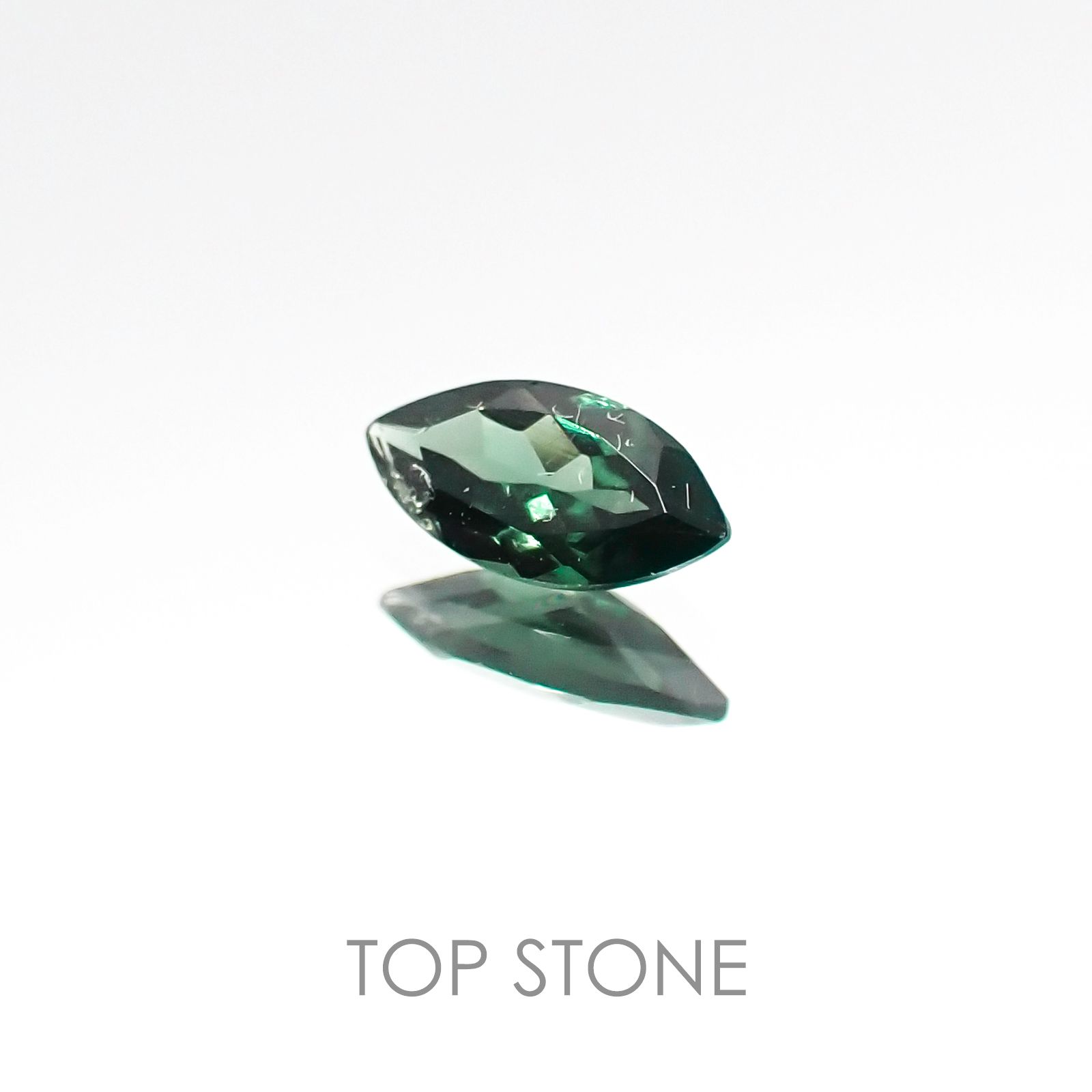 カラーチェンジガーネット(アレキタイプ)(宝石名ガーネット/カラーチェンジタイプ) マダガスカル・ベキリー産 0.24ct 識別済[20106604]5.9×3mm前後