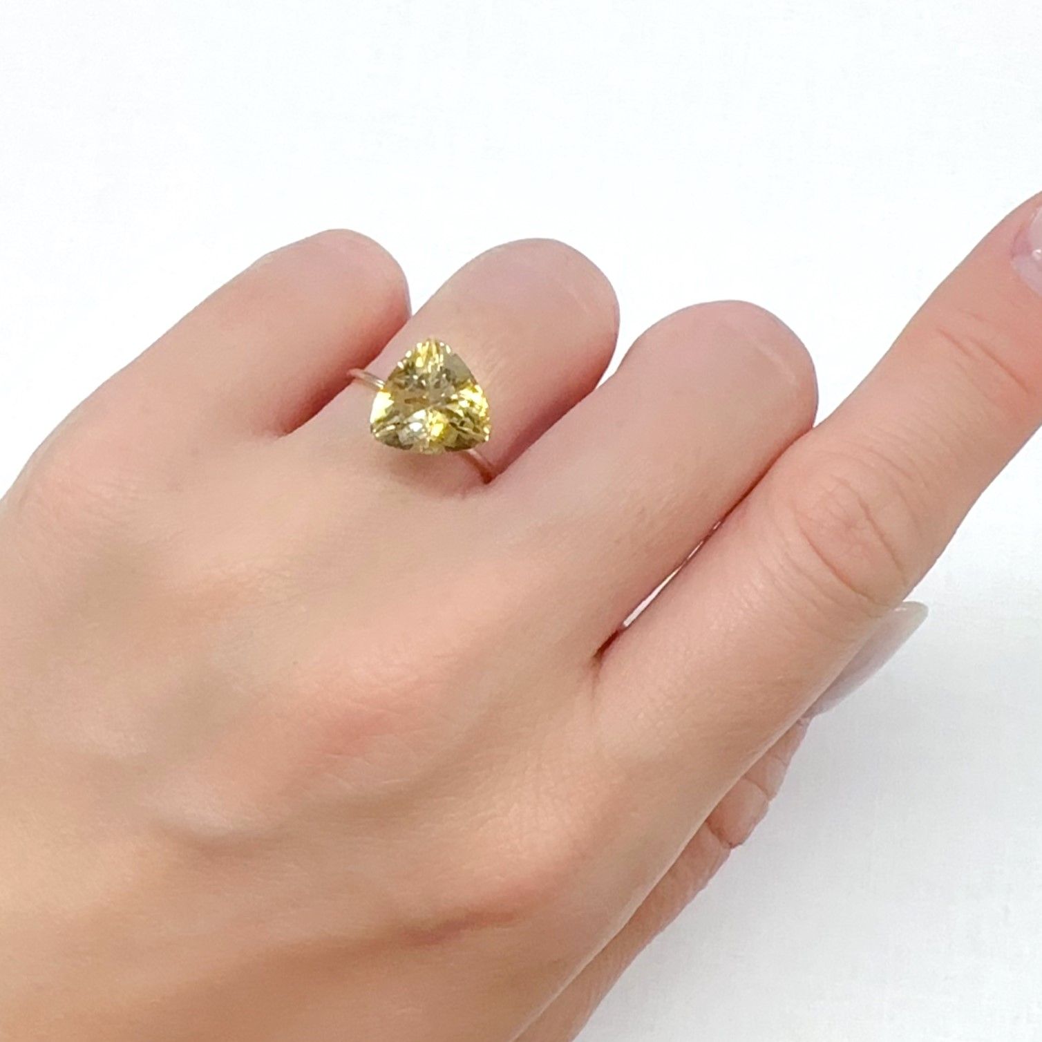 バライト(宝石名バライト)アメリカ・サウスダコタ州産 6.192ct ソ付(日独)[240327014]10.5x10.38mm前後