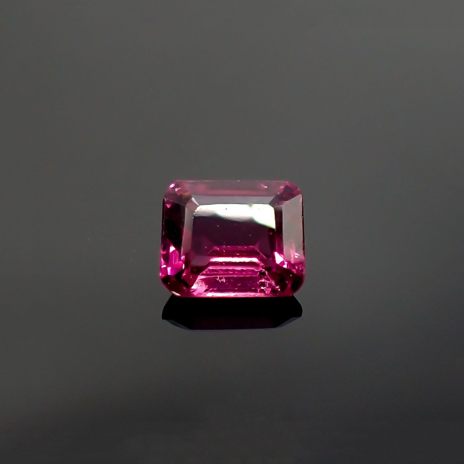 マラヤガーネット(宝石名ガーネット) タンザニア産 識別済 1.27ct / 6.4x5.4mm前後 [210711878]