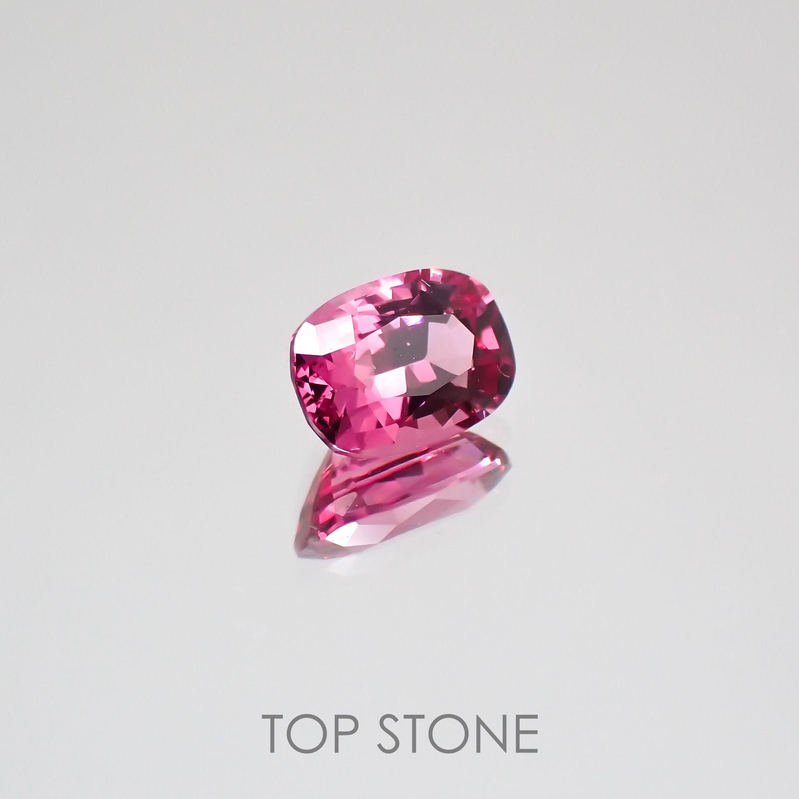 ホットピンクスピネル(宝石名ピンク・スピネル) タンザニア産 0.36ct 識別済[210510857]4.9×3.4mm前後