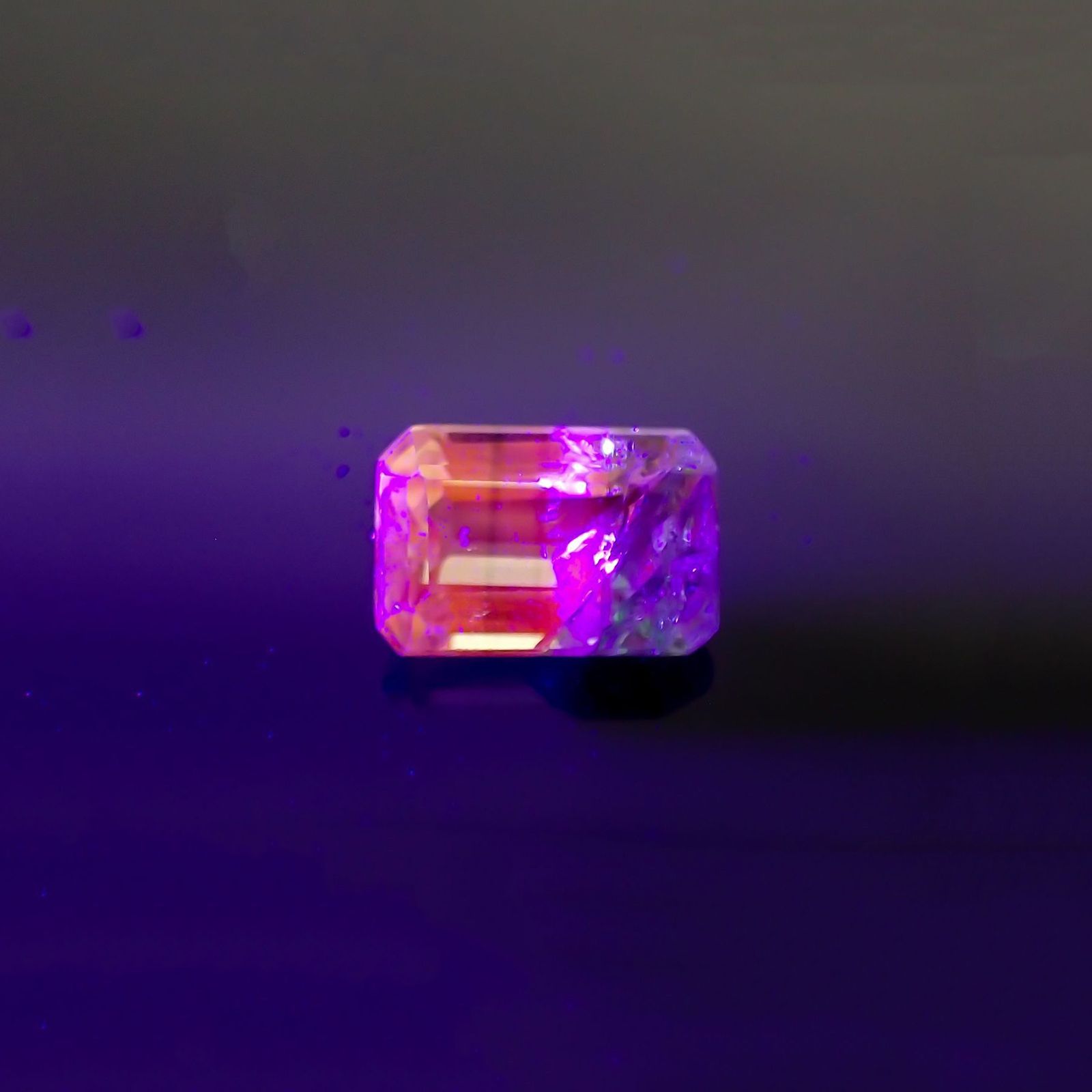 バイカラーツァボライト(宝石名グリーン グロッシュラー・ガーネット)タンザニア産 識別済 1.15ct / 7x4.7mm前後 [231124260]