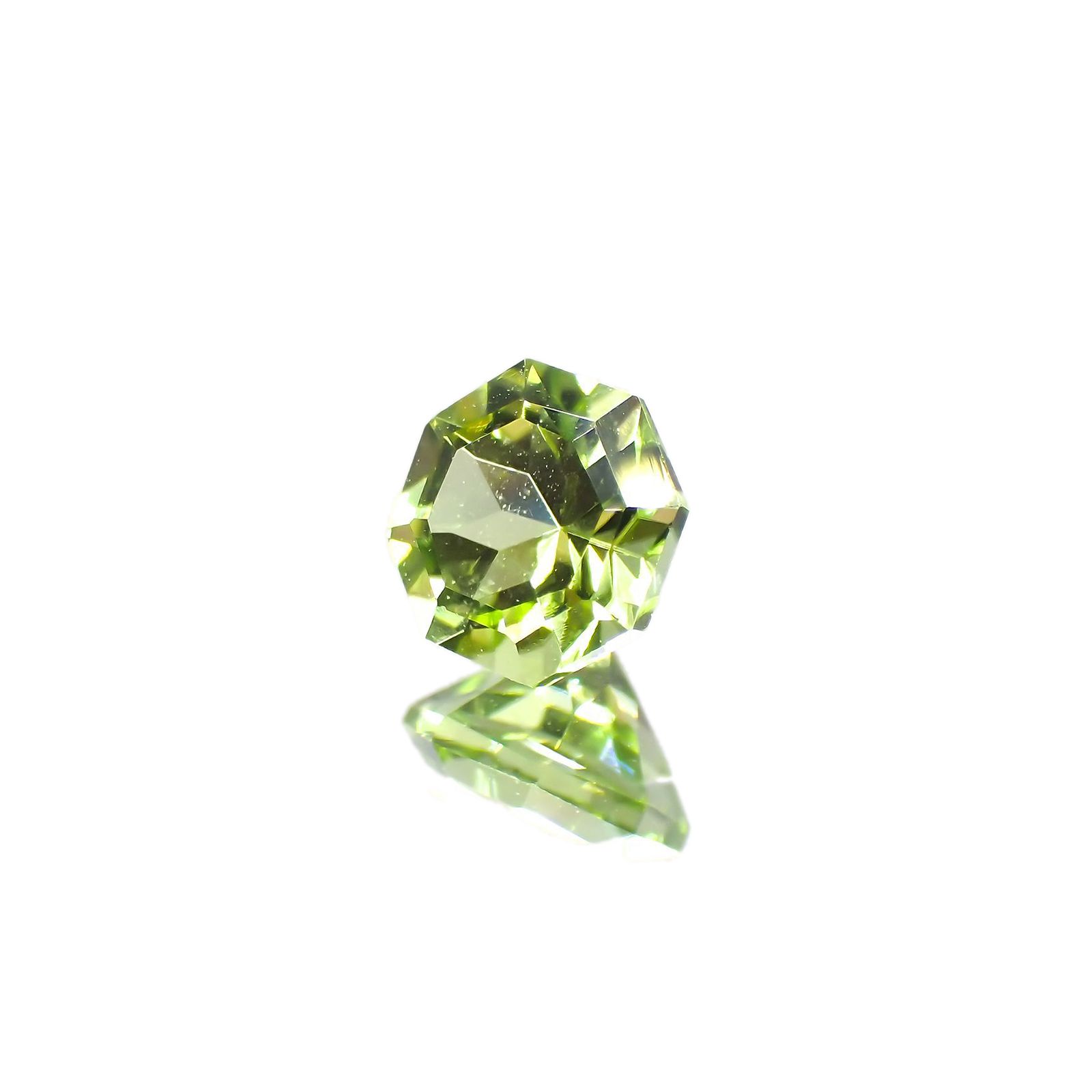 ◇オクタゴンカット◇ペリドット(宝石名ペリドット) パキスタン産 0.63ct 識別済 [210913109]5.1×5mm前後