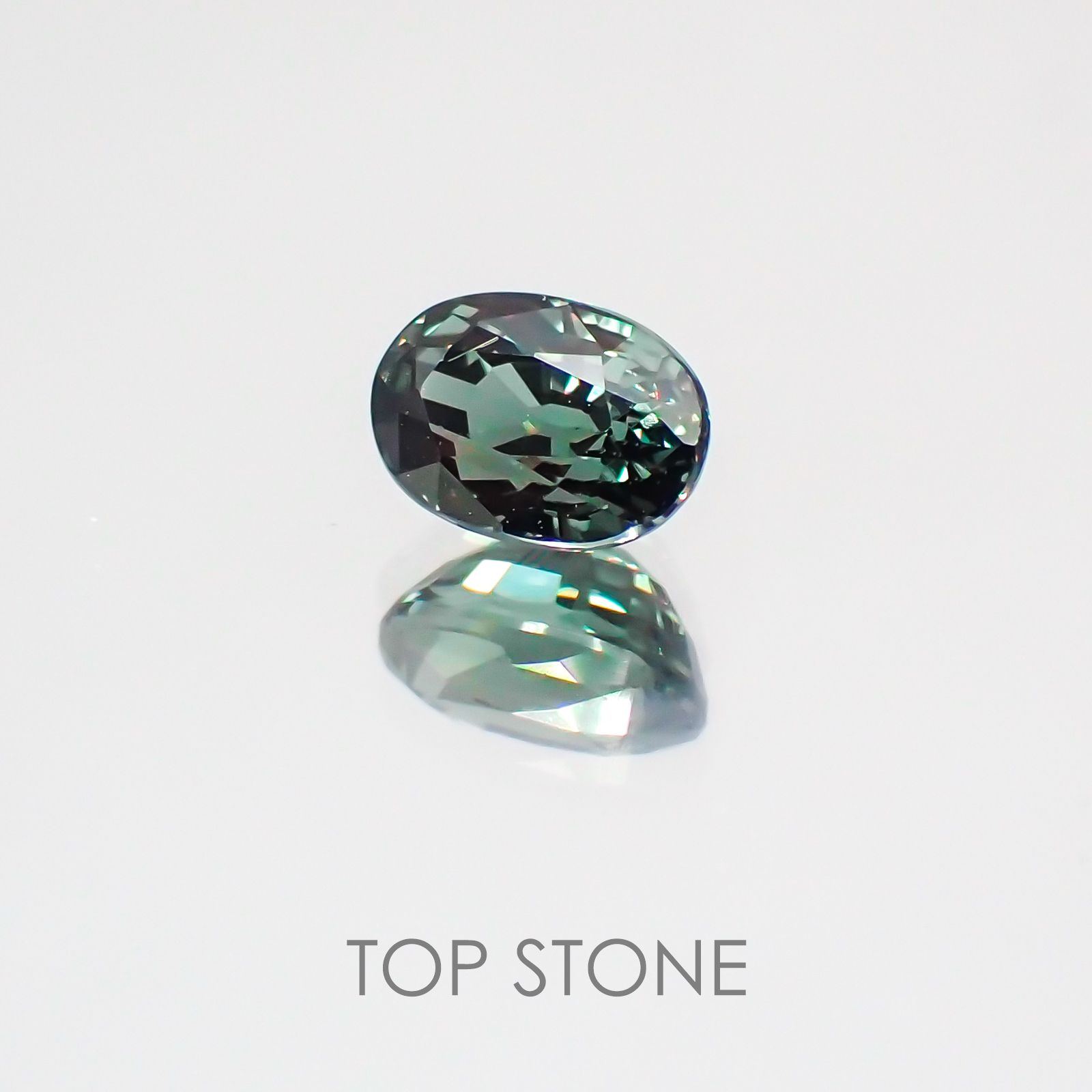 カラーチェンジガーネット(アレキタイプ) マダガスカル・ベキリー産 ルース 0.712ct[21029472]5.9×4mm前後