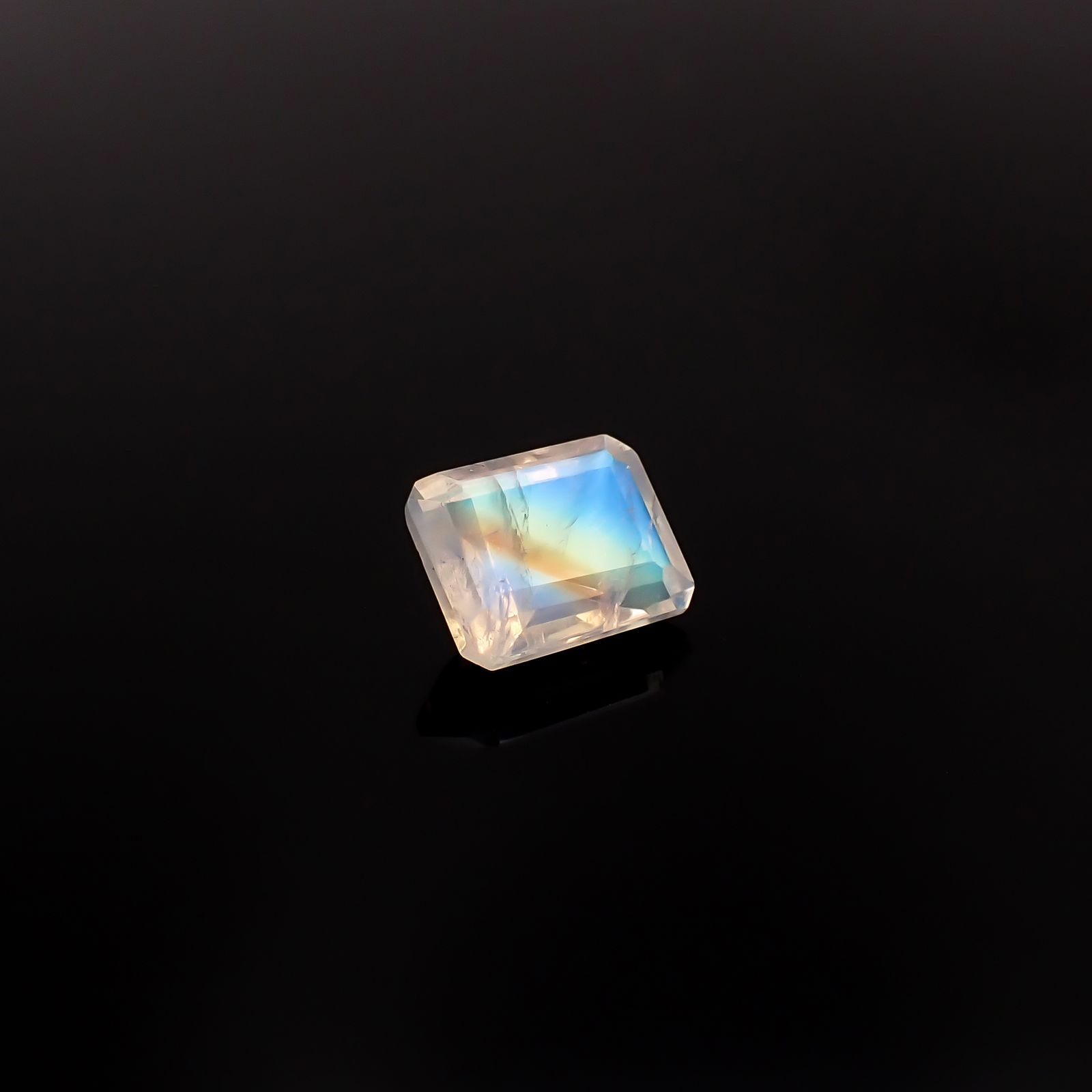 レインボームーンストーン インド・ビハール産 2.78ct / 9.5x7.6mm前後 [260431970]