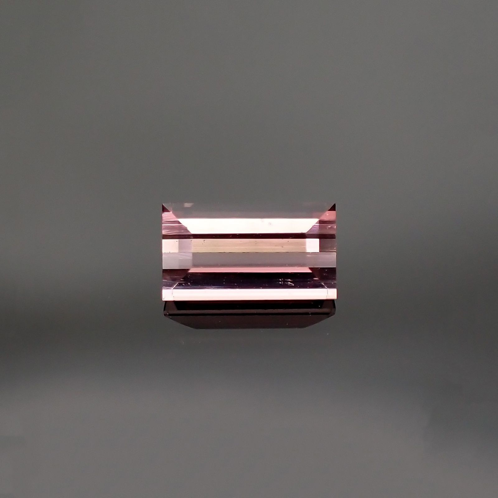 ピンクトルマリン(宝石名ピンク・トルマリン) ルワンダ産 1.178ct ソ付(彩珠)[250711593]8.1×4.5mm前後