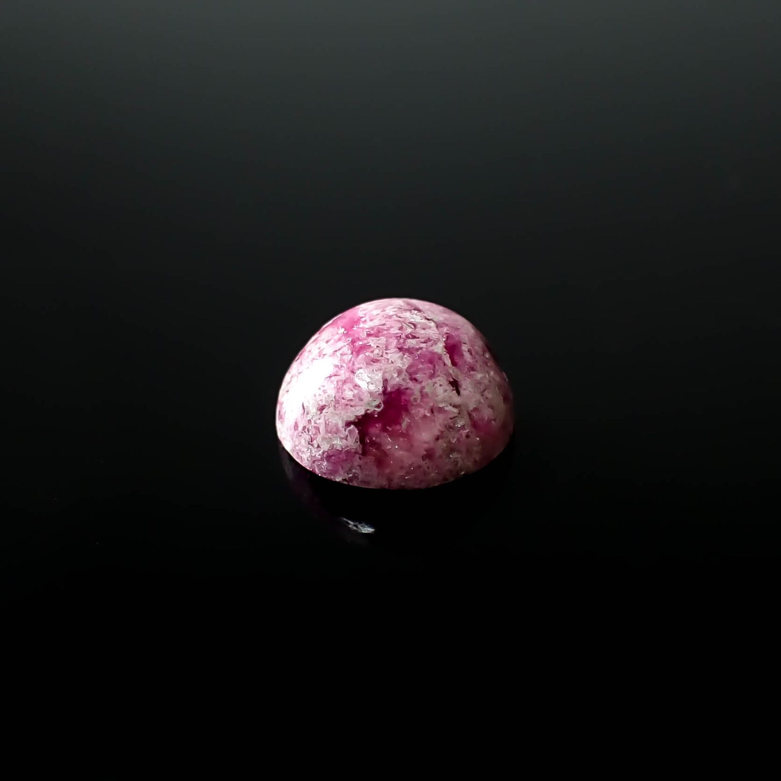 レッドベリル/ピンクベリル(母岩付き) アメリカ・ユタ州産 2.78ct [250730897]9.3x9.3mm前後