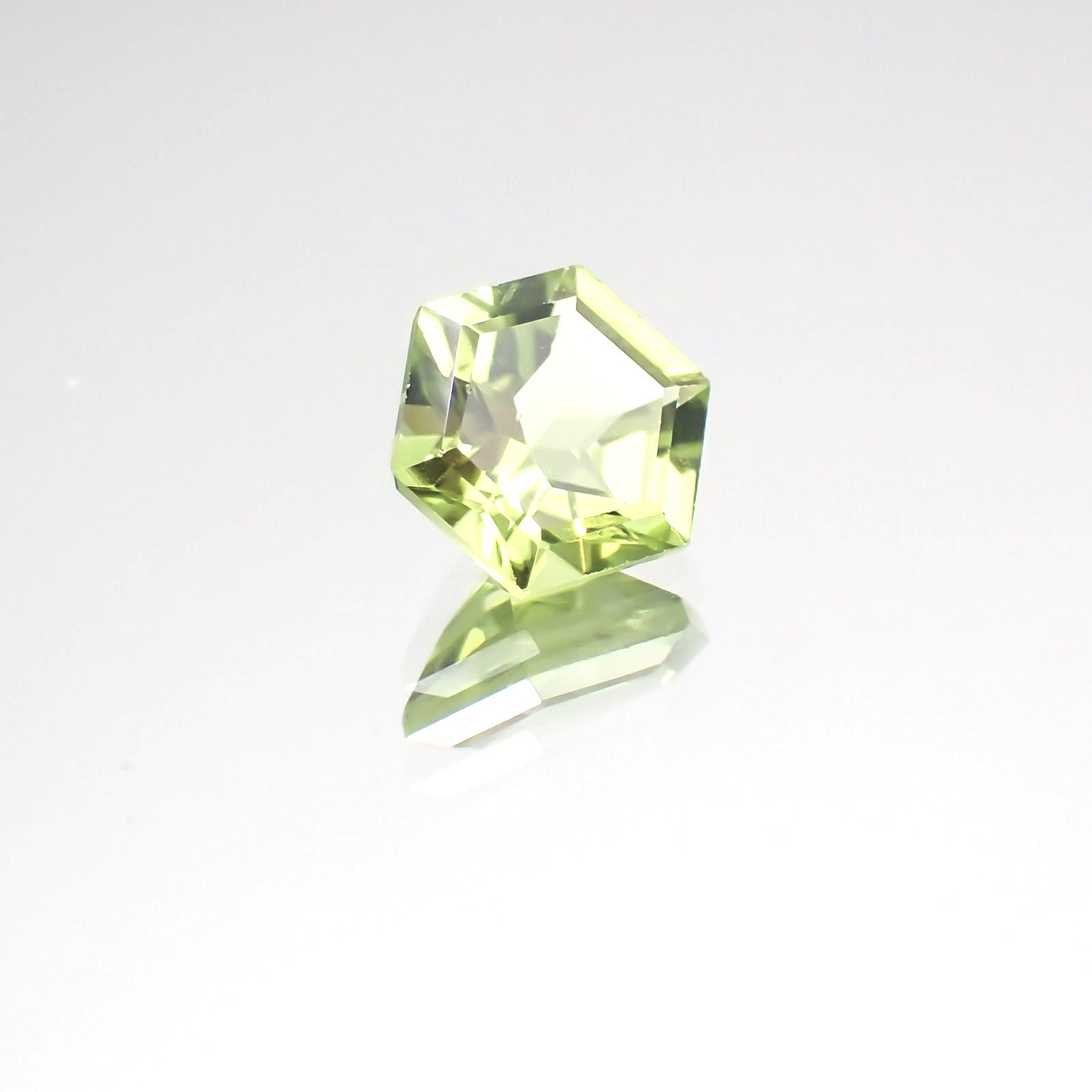 <ランダムセレクト1個販売> ◇ヘキサゴンカット◇ペリドットSA(宝石名ペリドット) アメリカ産 0.57ct前後 識別済[210510429]5×5mm前後