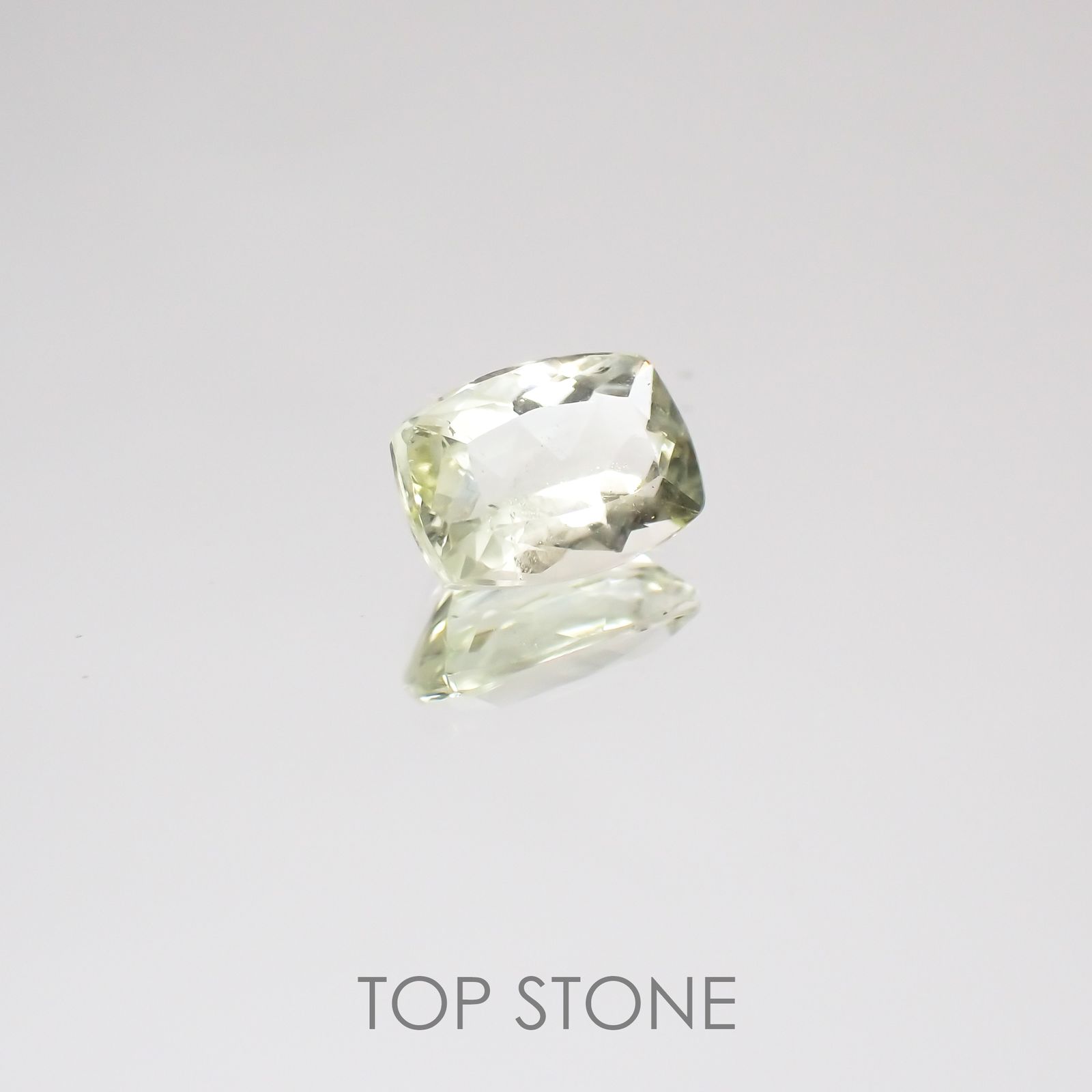 ブラジリアナイト(宝石名ブラジリアナイト) ブラジル産 0.65ct 識別済[210510748]6.4×4.6mm前後