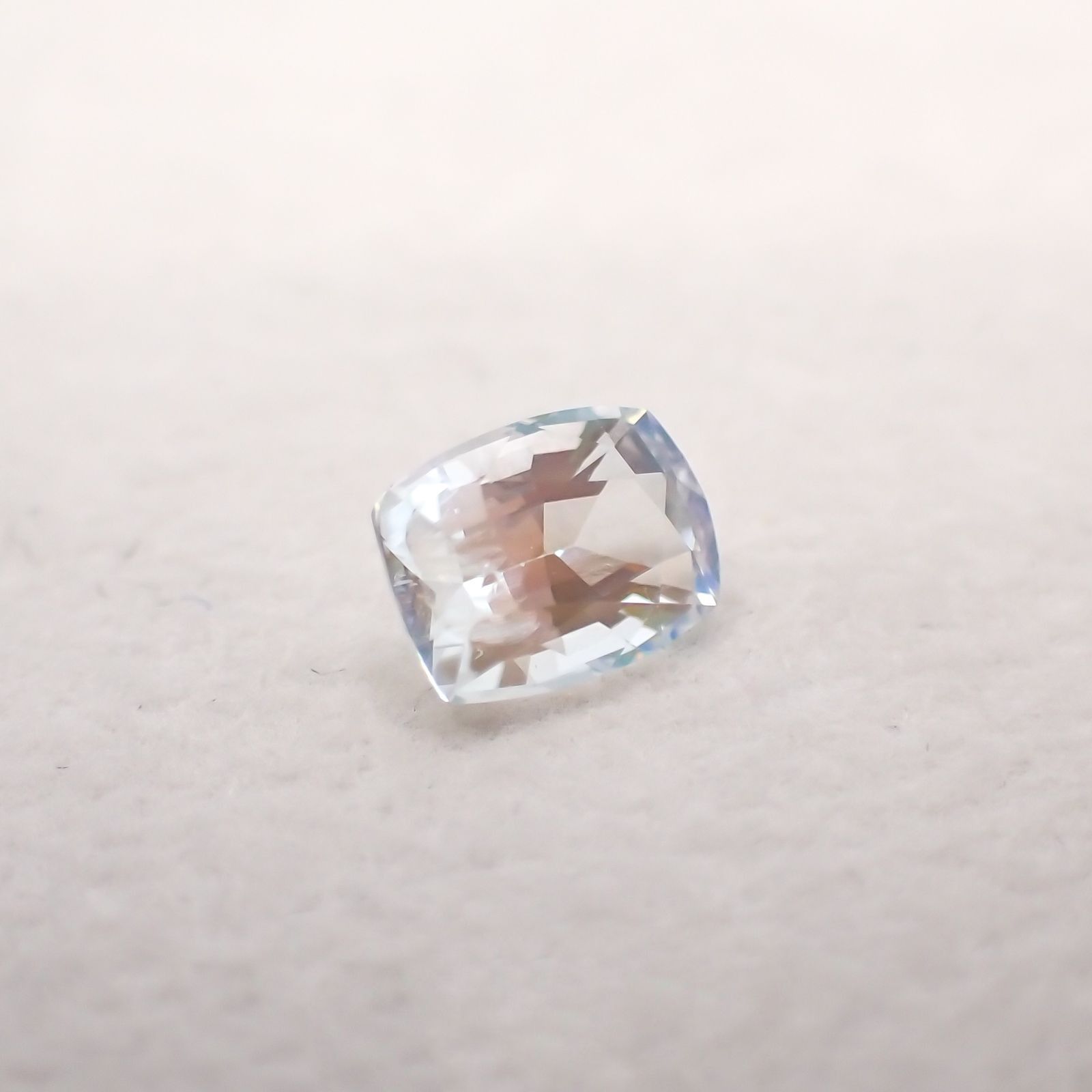 レインボームーンストーン(宝石名ラブラドライト) マダガスカル産 ソ付(彩珠) 1.031ct / 7.1x5.2mm前後 [251210407]