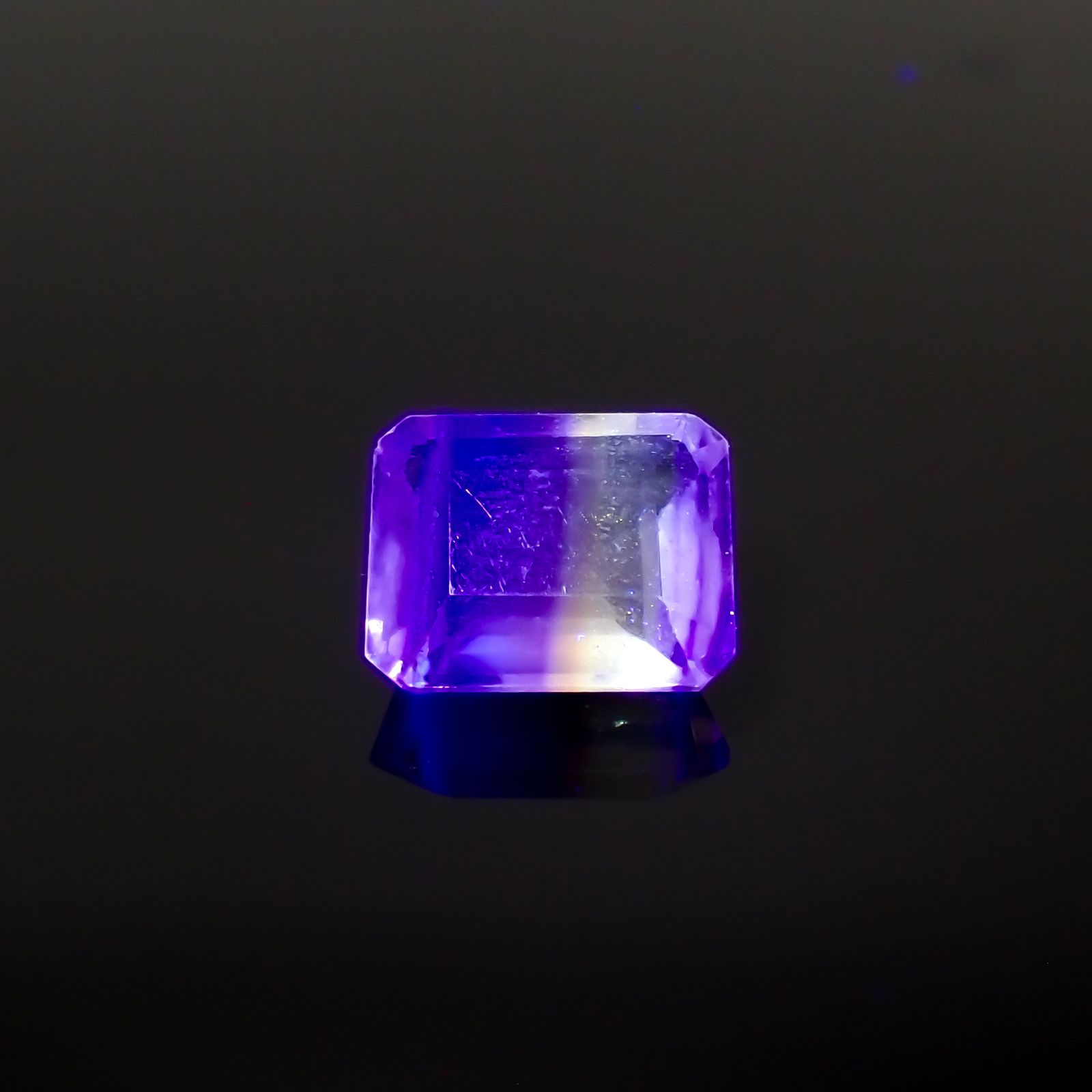 バイカラーフローライト フルオレッセンス ブラジル産 3.97ct[230722976]10x7.9mm前後