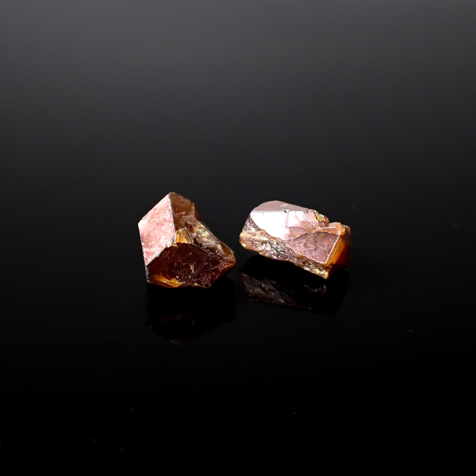 レインボーガーネット原石2個セット 日本・奈良県産 16.21ct(2pcs合計) / 11.5-13.9x7.1-10.2mm前後 [260432079]