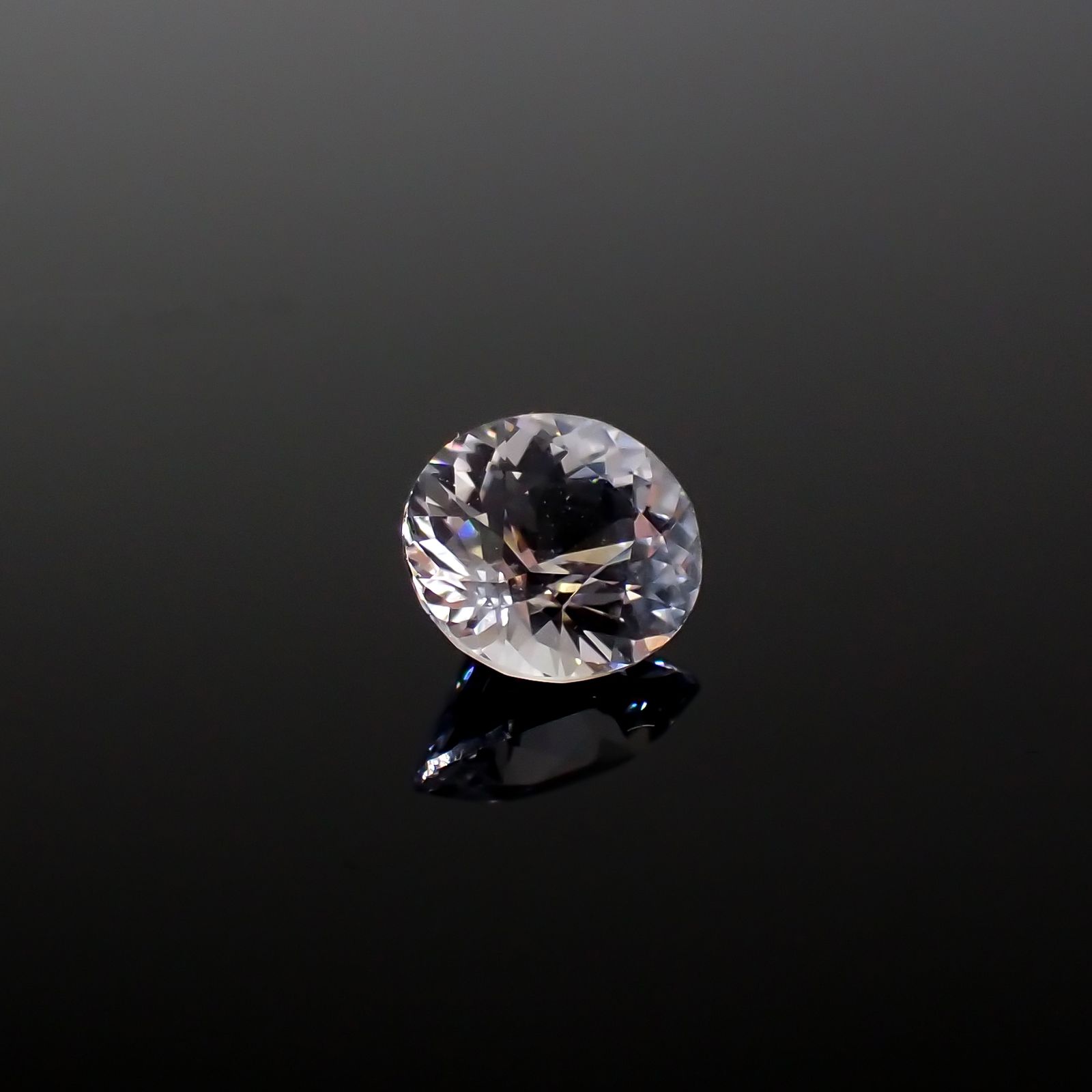 アイスラベンダーサファイア(宝石名サファイア)スリランカ/マダガスカル産 0.66ct 識別済[240226283]5.4x4.9mm前後