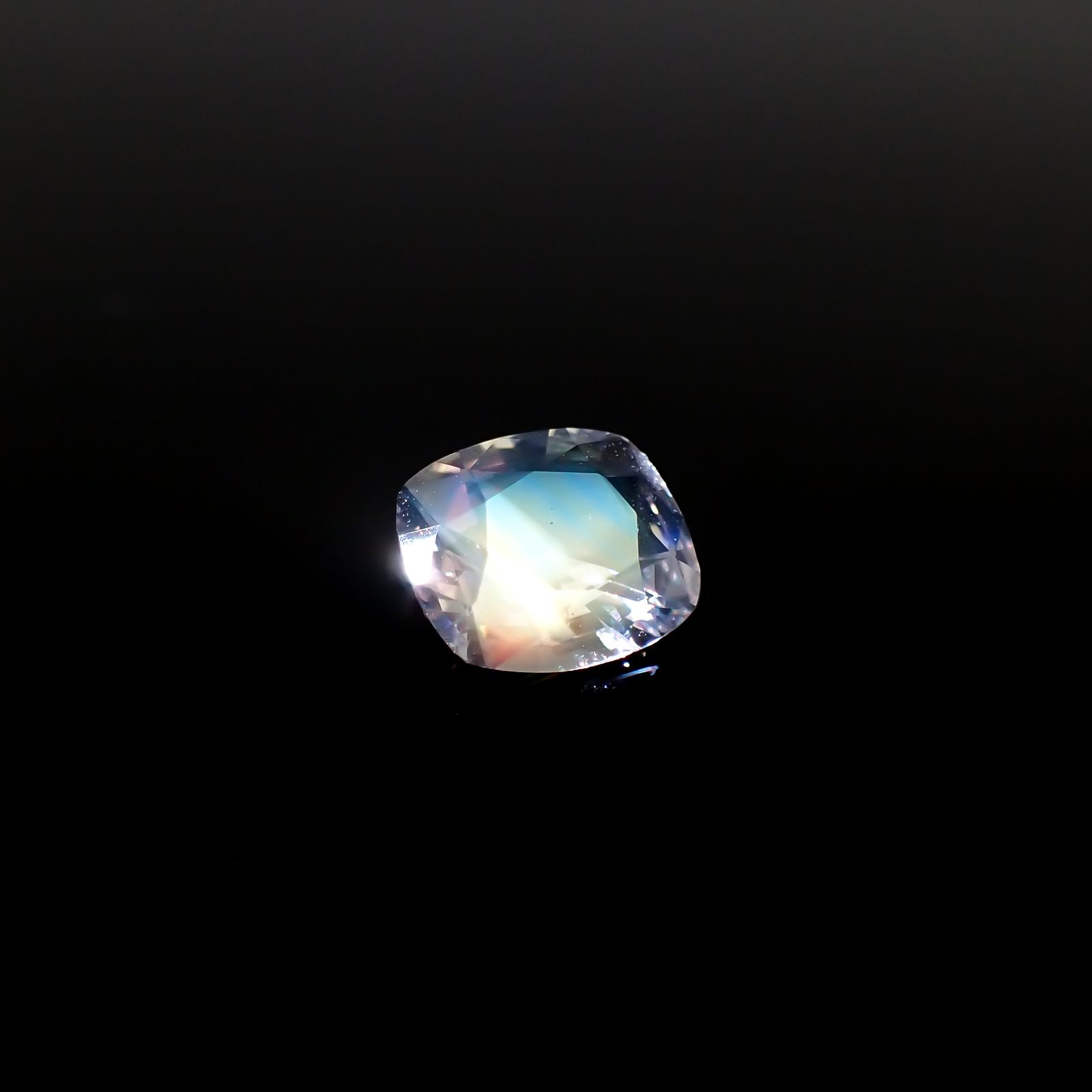 レインボームーンストーン(宝石名ラブラドライト)マダガスカル産 1.298ct ソ付(彩珠)[240326939]7.9x6.9mm前後