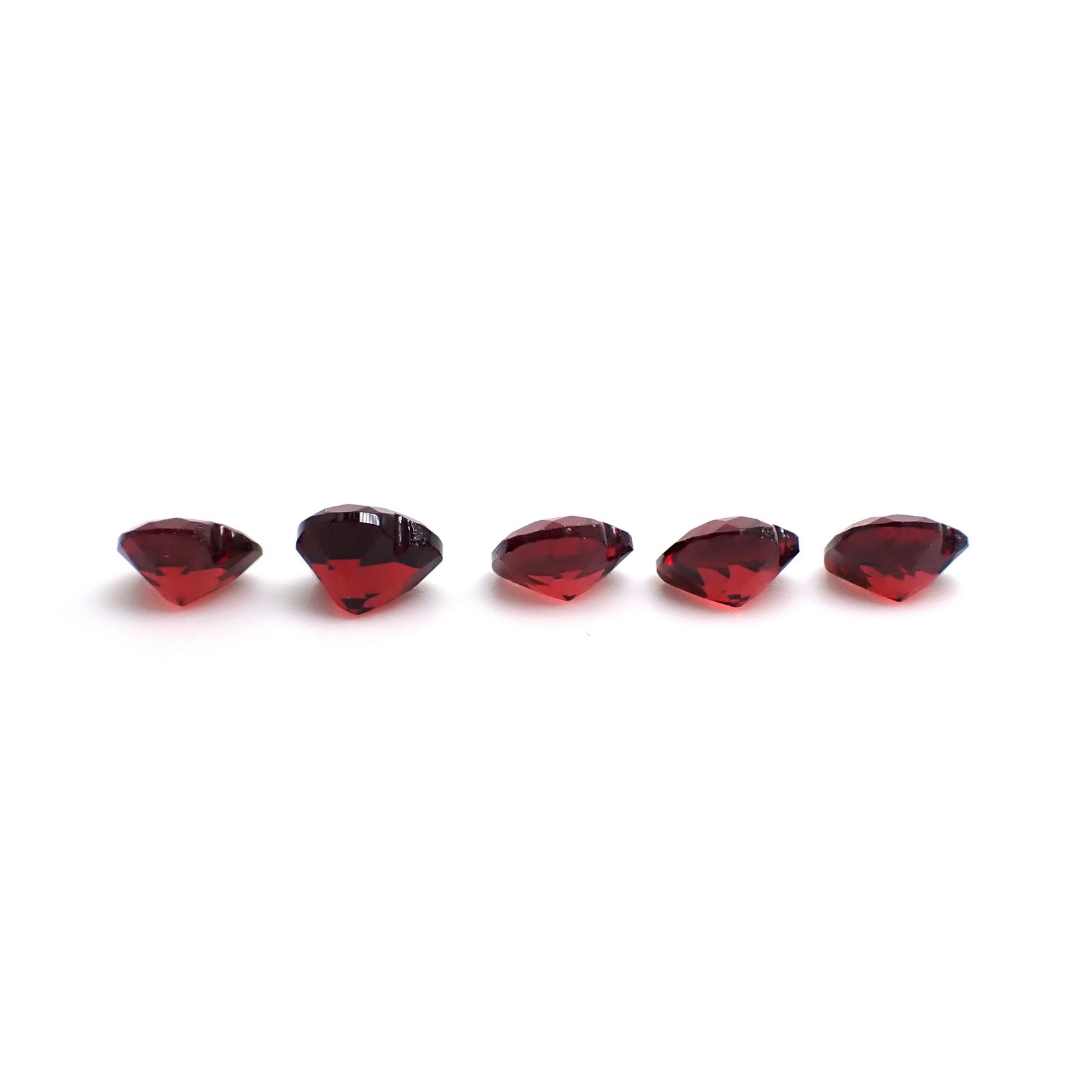 ◇ランダムセレクト◇パイラルスパイトガーネット モザンビーク産 約0.90ct / 6x6mm前後 [260532221]