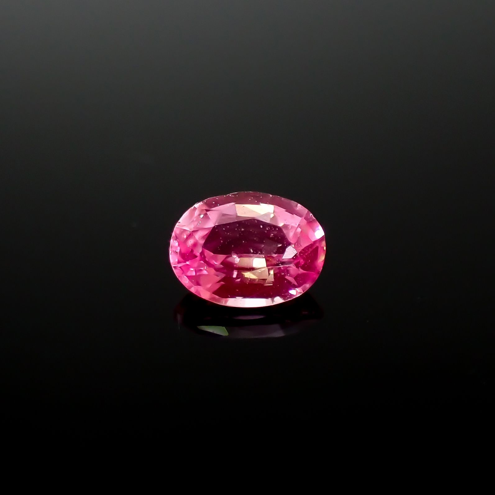 ネオンピンクサファイア スリランカ産 0.23ct[240226297]4.1x3mm前後